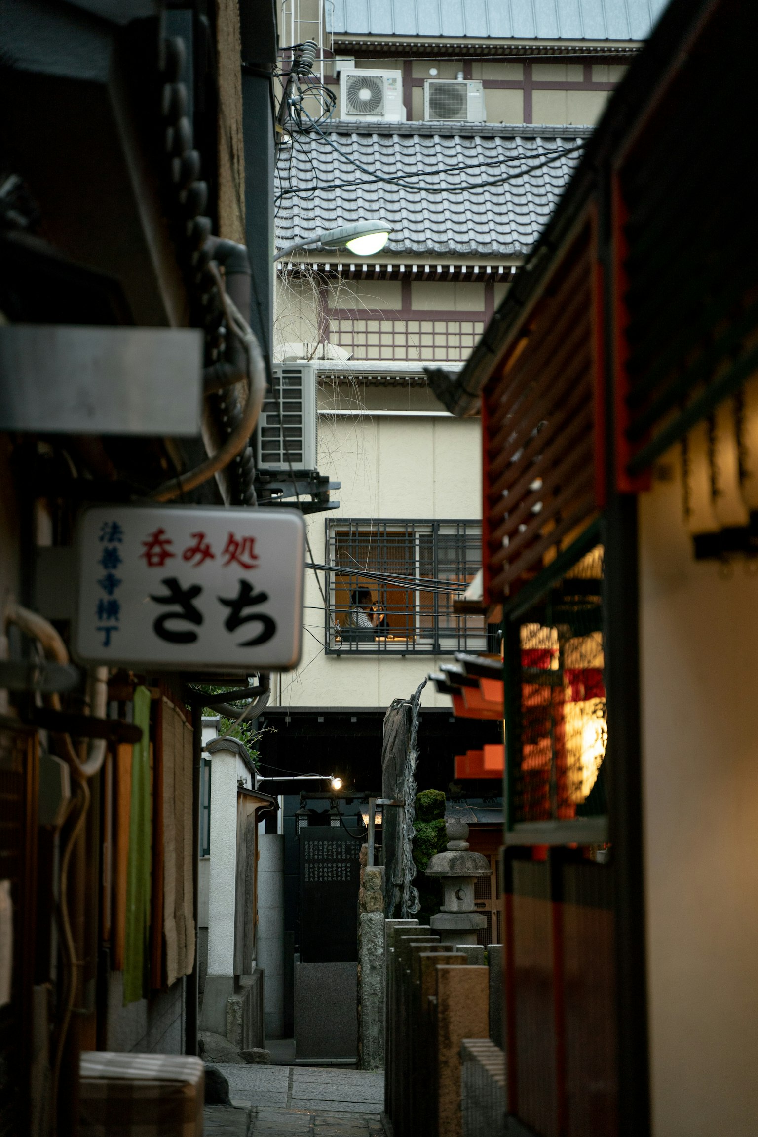 日本狹窄巷道，展示傳統建築和餐館標牌