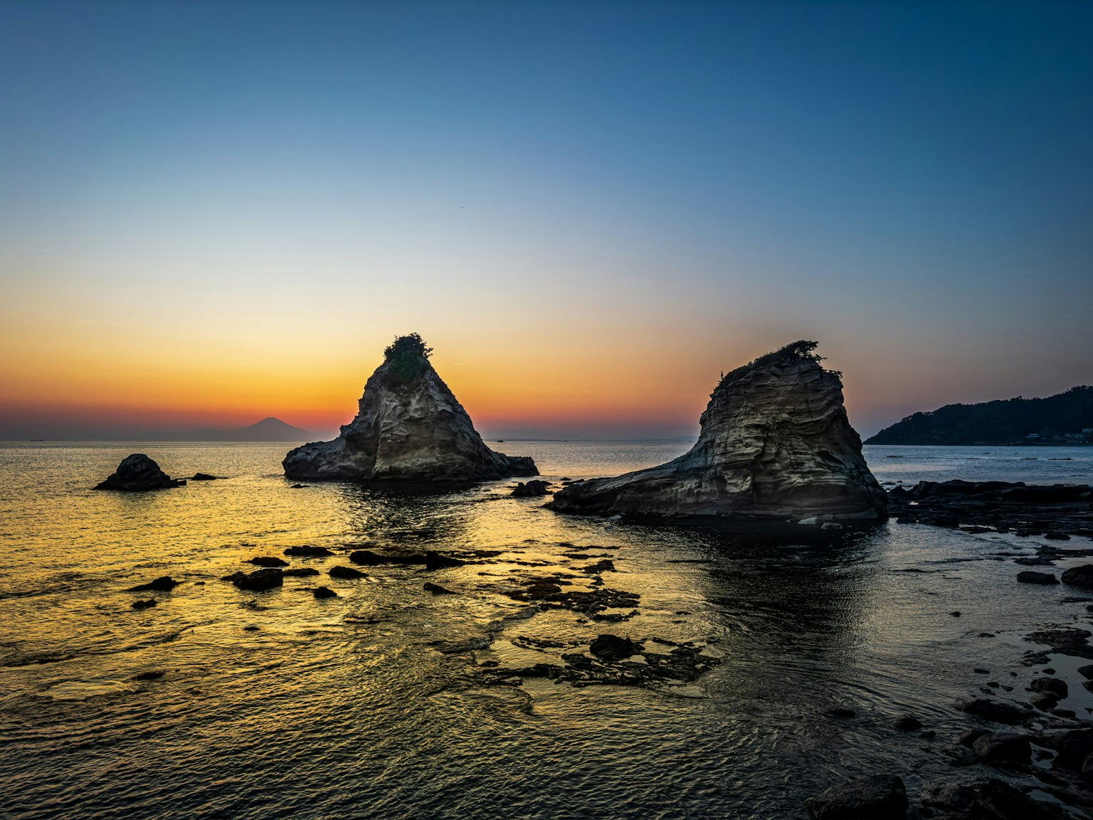 Felsen, die aus dem Meer ragen, mit einem schönen Sonnenuntergang