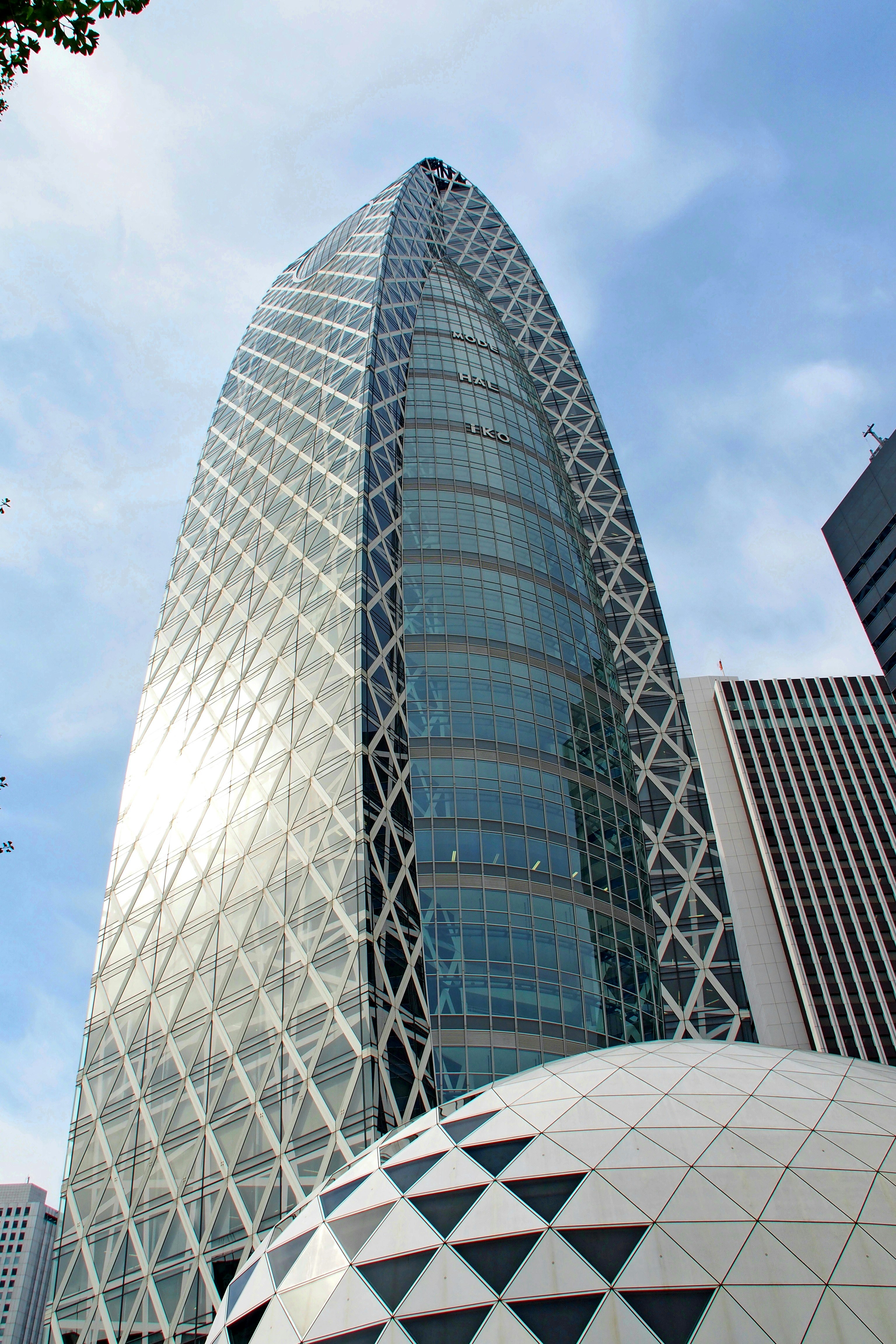 ガラス張りの高層ビルと近未来的な建物の外観
