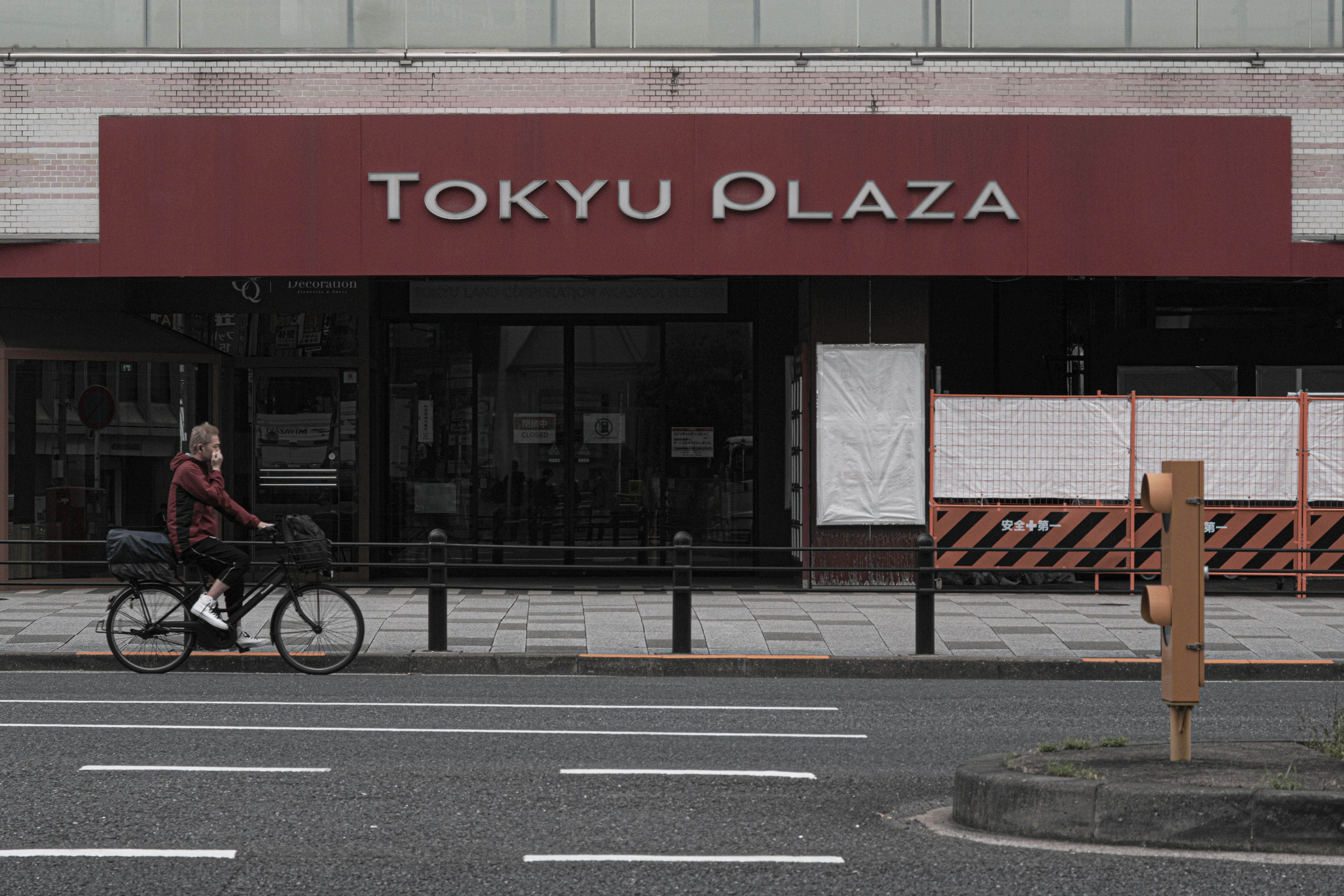 Route devant un Tokyu Plaza en démolition avec des vélos