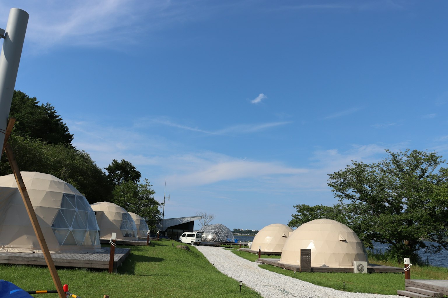 ที่พักทรงโดมเรียงรายบนหญ้าสีเขียวใต้ท้องฟ้าสีฟ้า