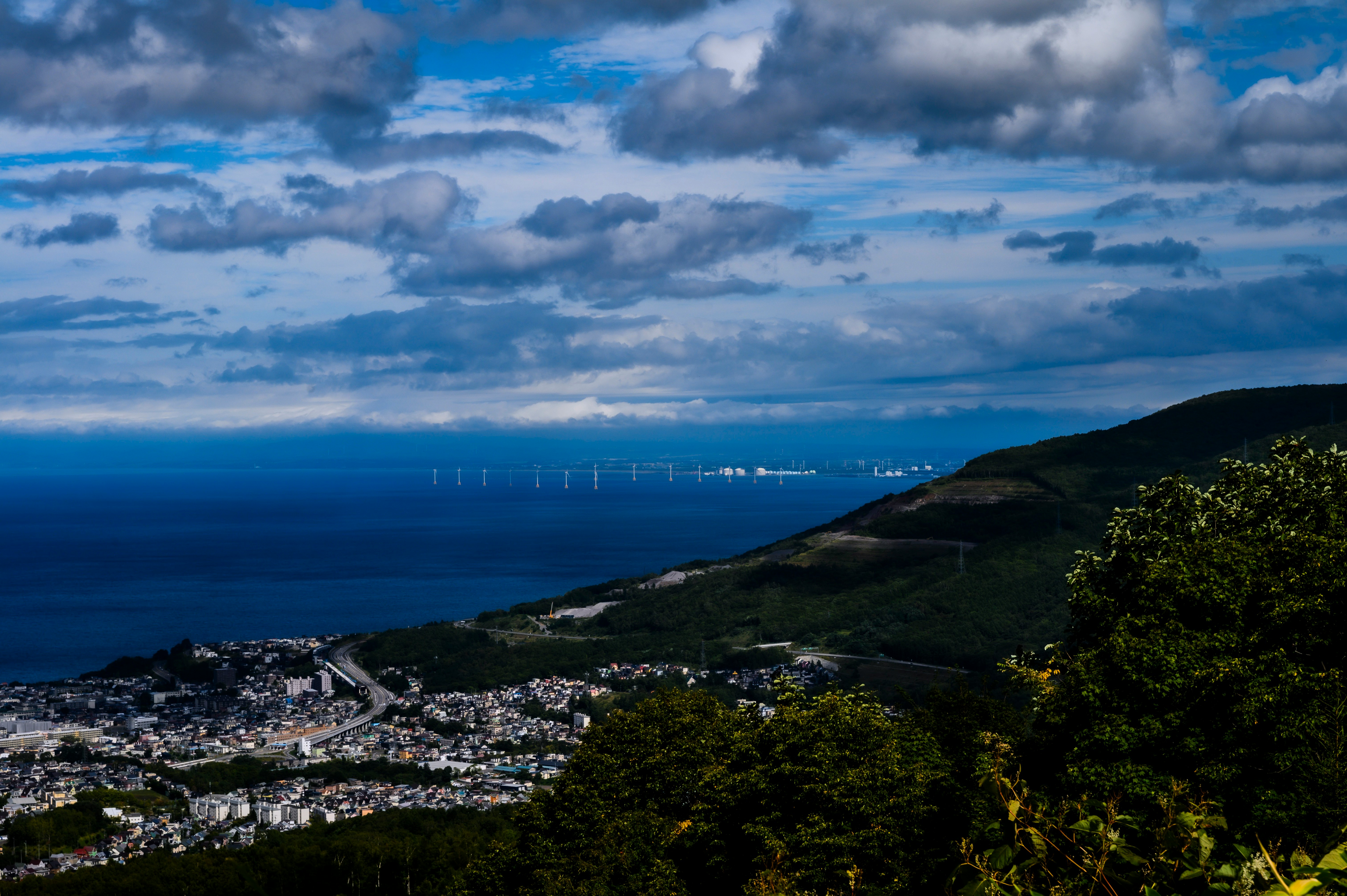 panorama d’une ville au-dessus de la mer et de la baie