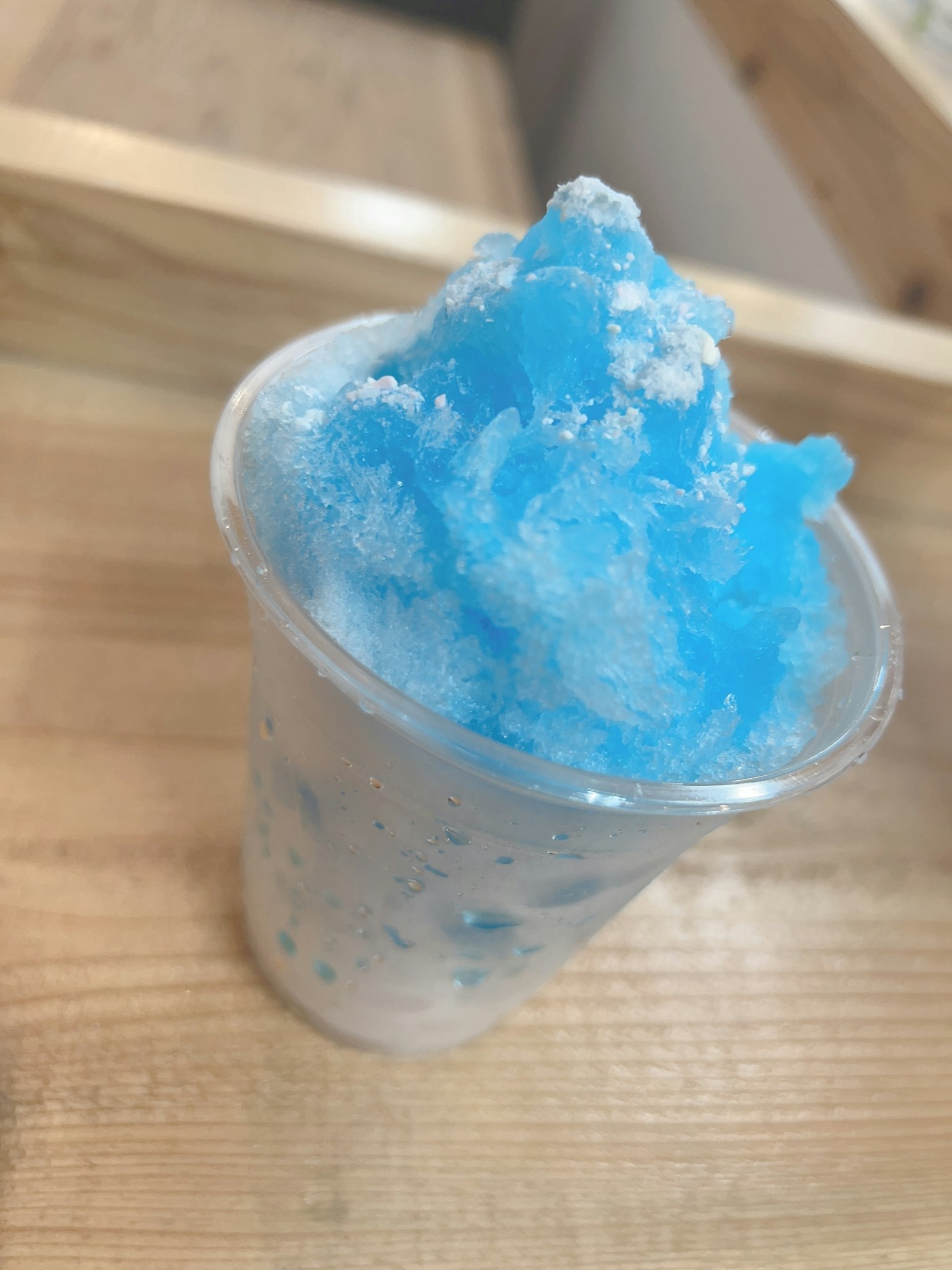 藍色刨冰裝在透明杯中