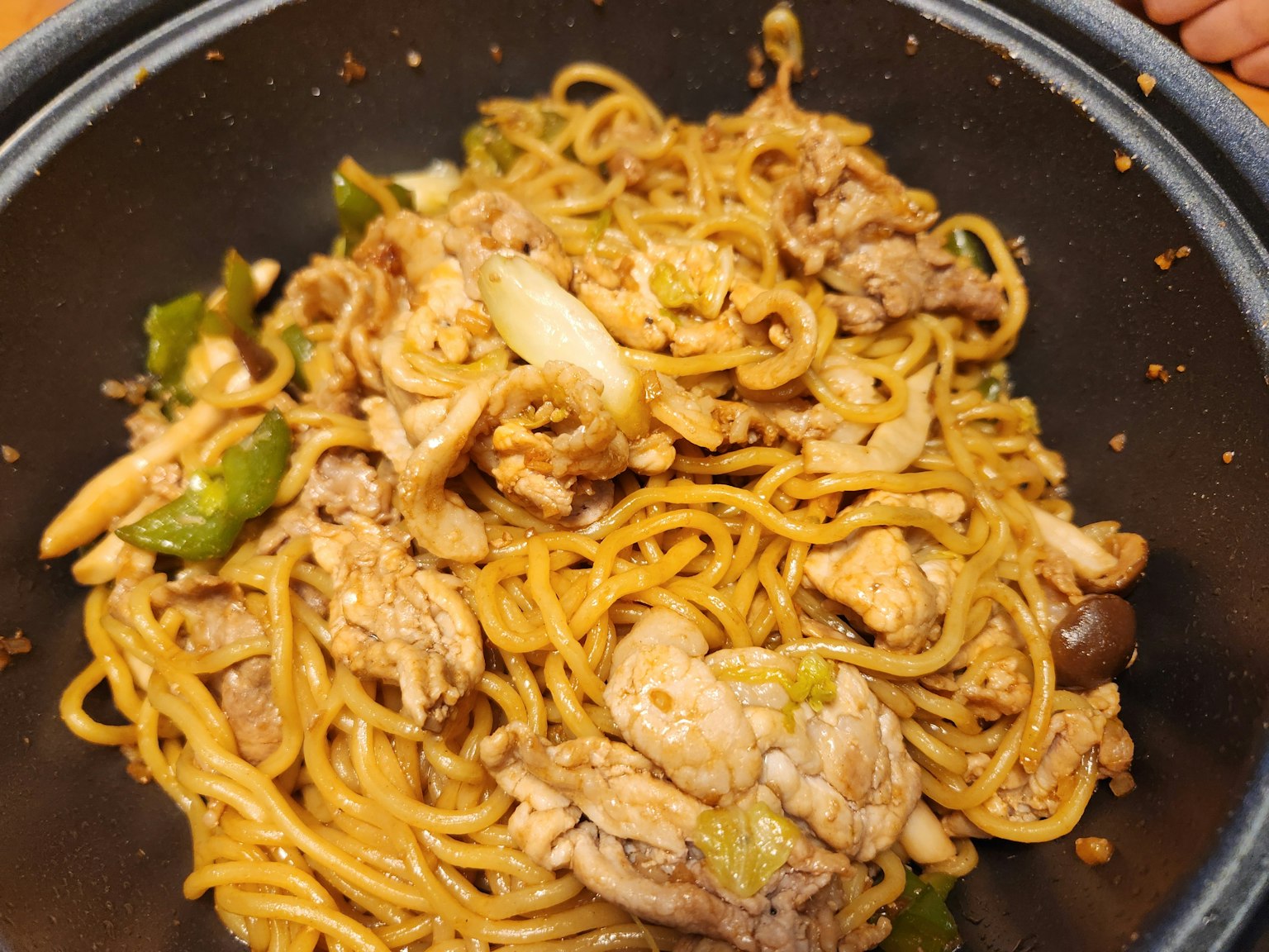 碗中的炒麵配豬肉和蔬菜