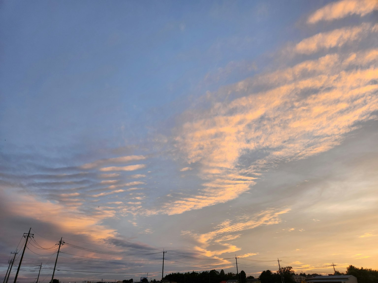 Cielo arancione al tramonto con nuvole morbide
