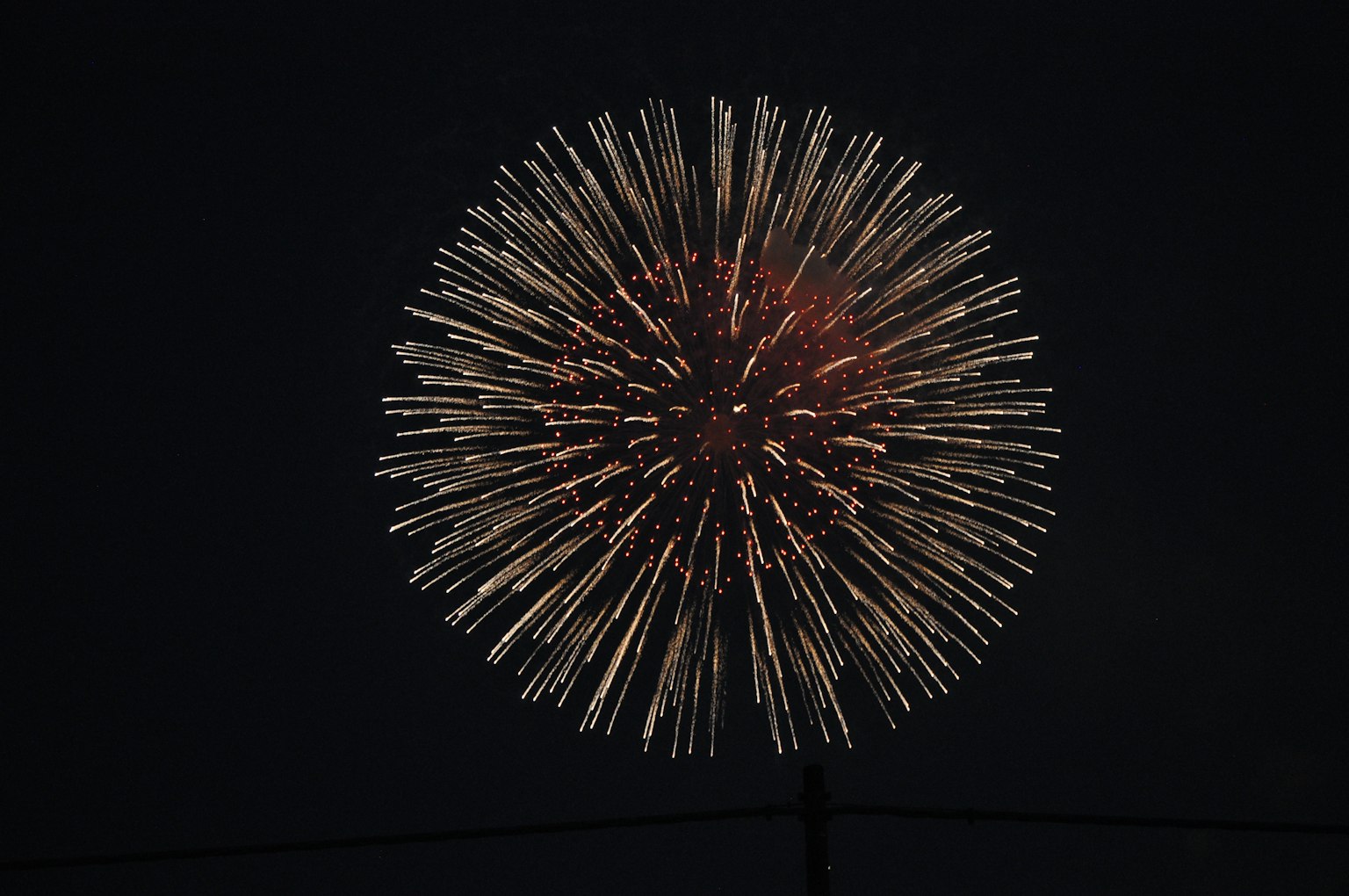 Eine große Explosion von Feuerwerk vor einem dunklen Hintergrund