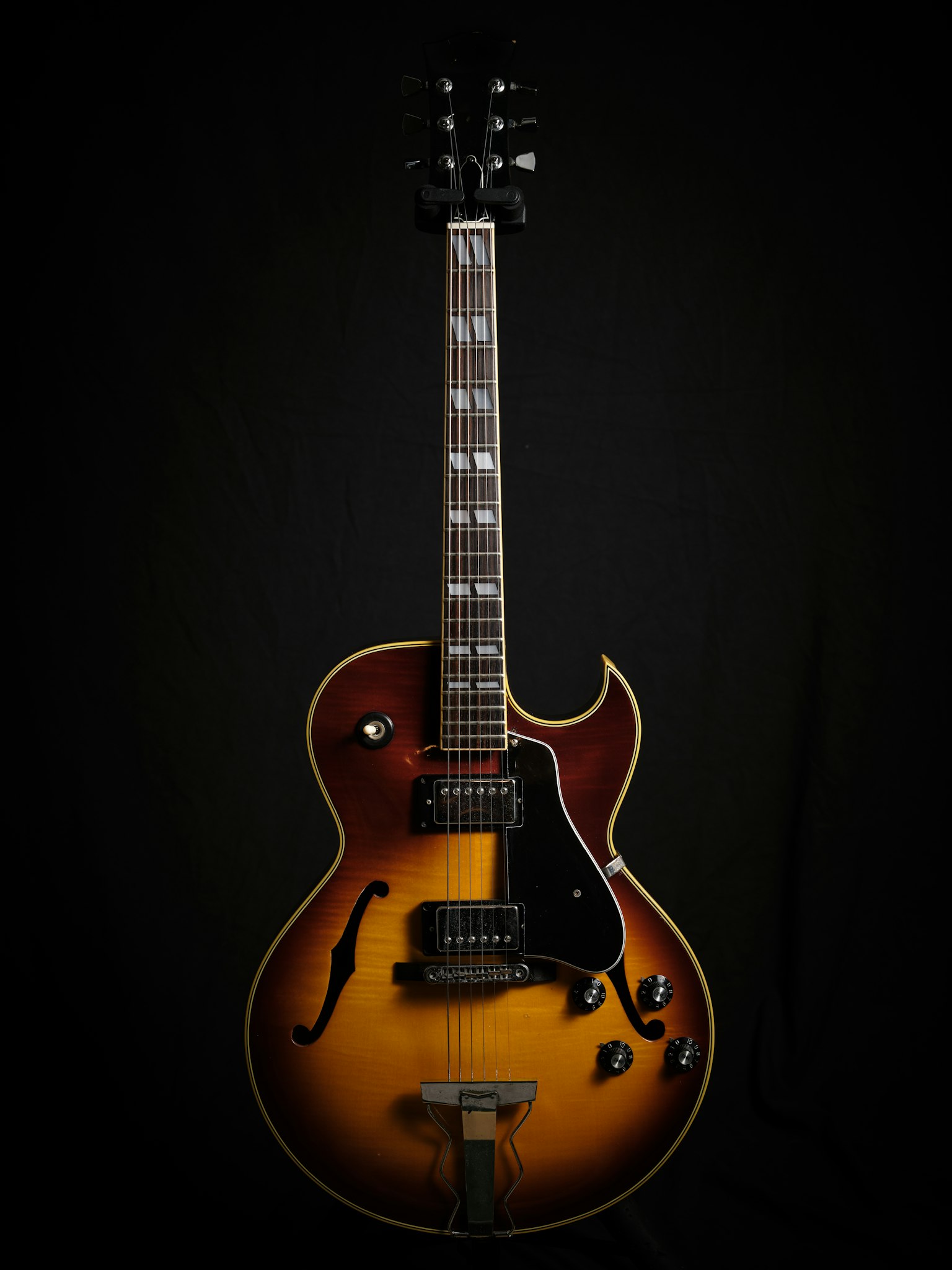 Gambar gitar listrik yang indah di latar belakang hitam