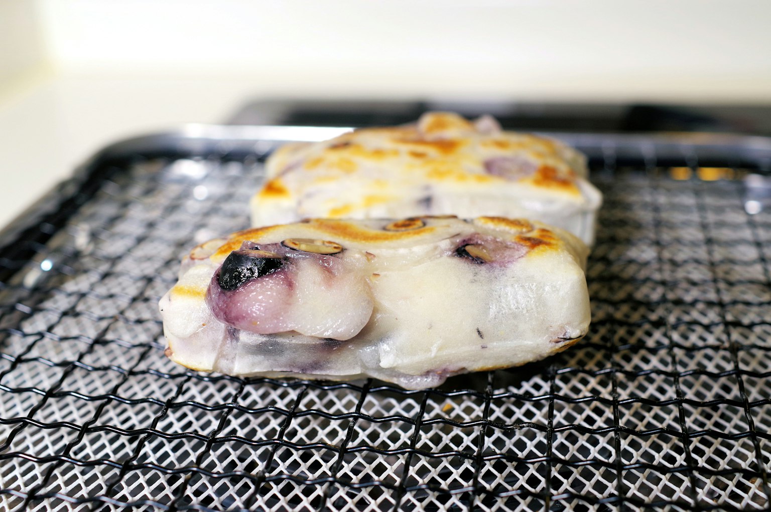 Filetes de pescado a la parrilla sobre una rejilla