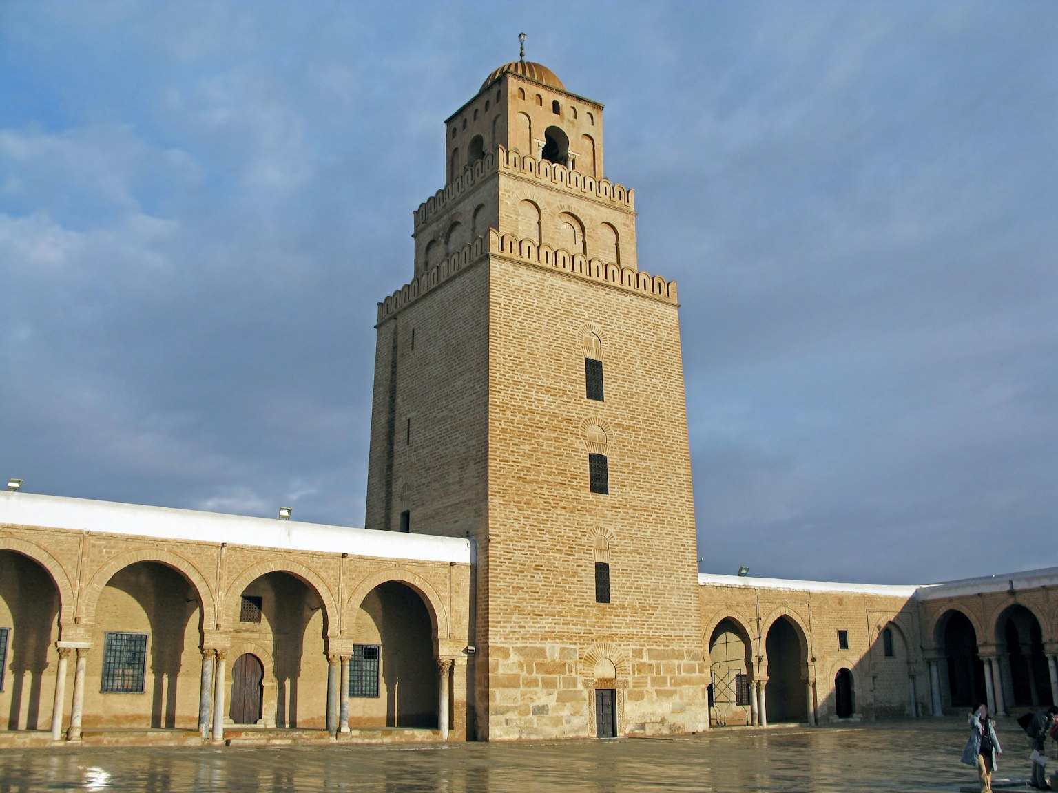 Bangunan bersejarah dengan menara Masjid Kairouan