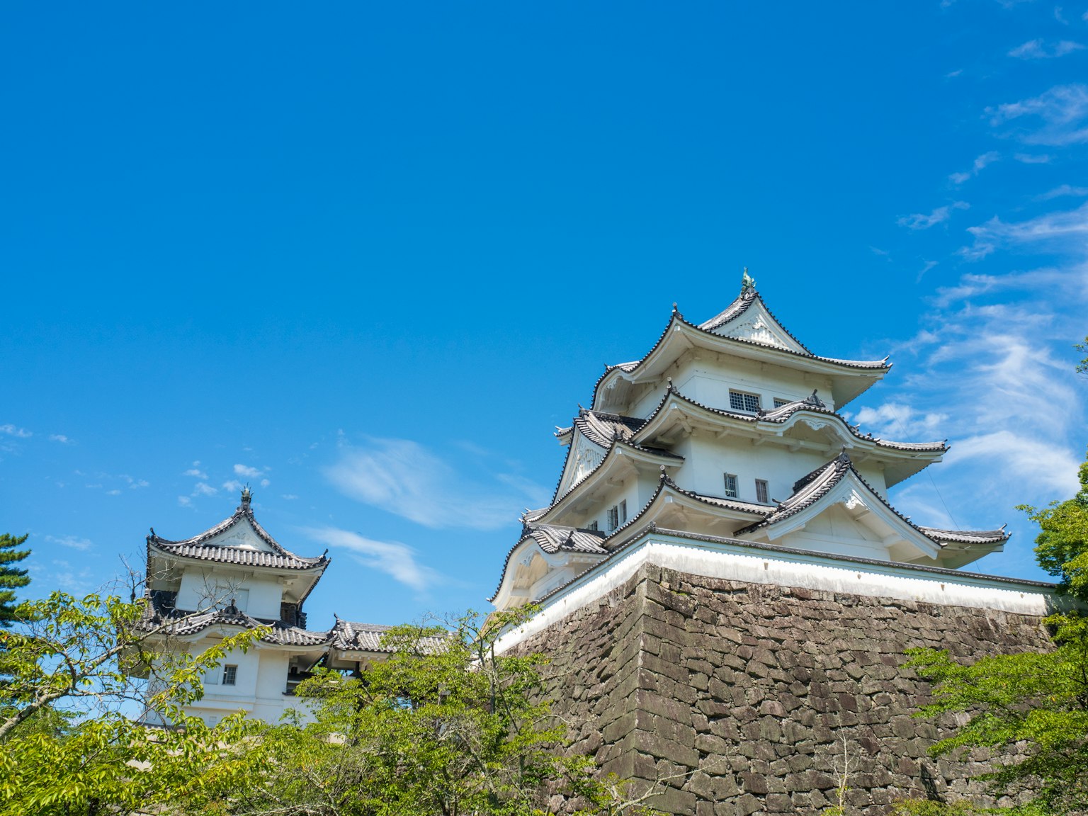 藍天下的白色城堡和石牆