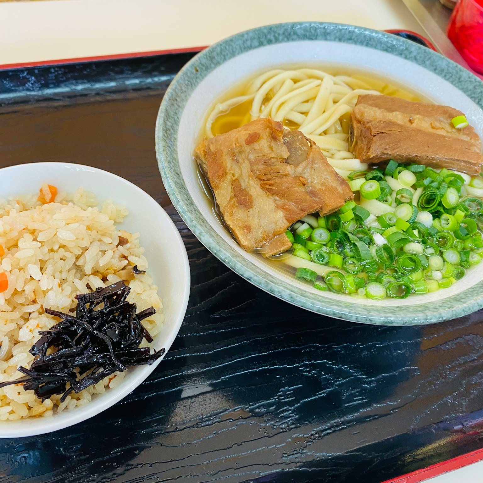 Mangkuk ramen yang lezat dengan bawang hijau dan nasi sebagai pendamping