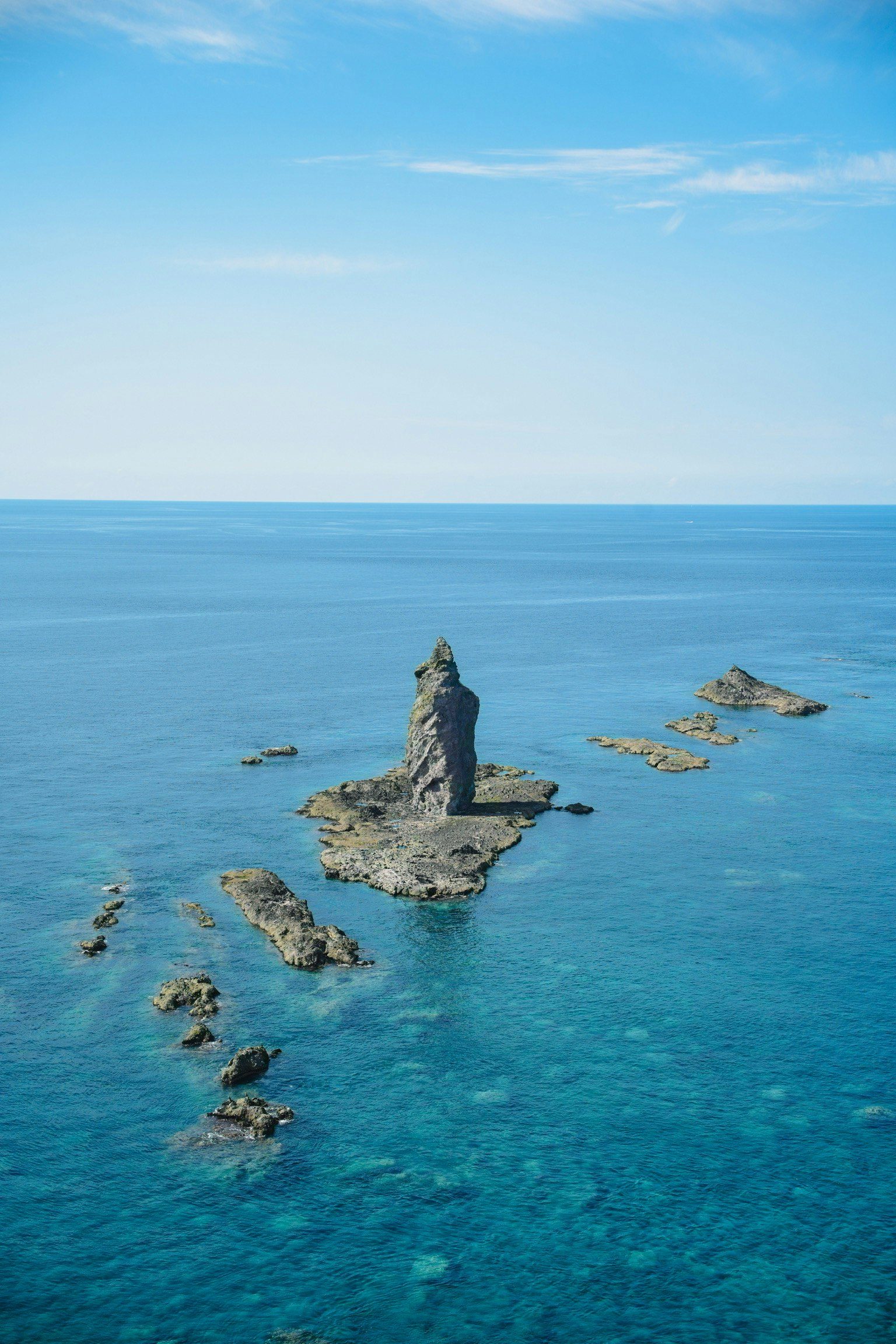 神威岬の海に浮かぶ奇岩の景観