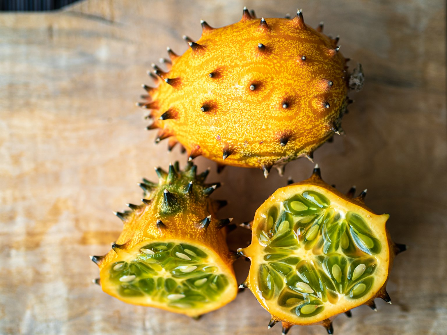 Melone cornuto tagliato a metà che rivela semi verdi vibranti