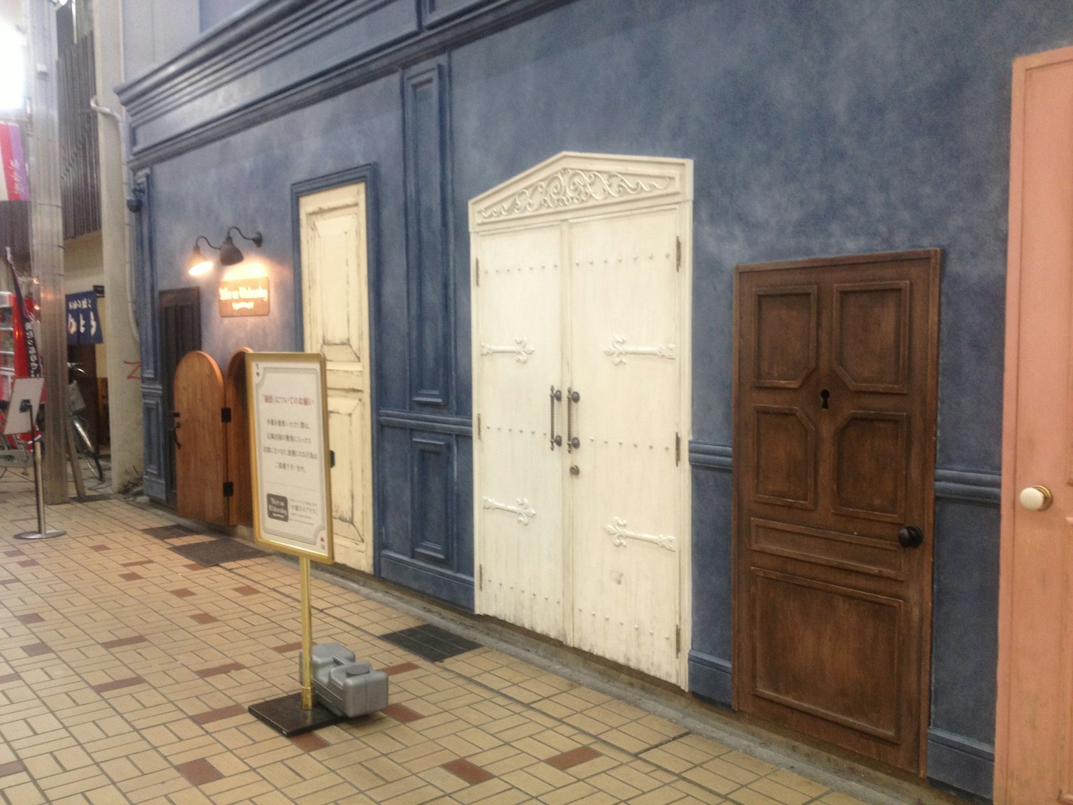 Une rangée de portes de différents styles montées sur un mur