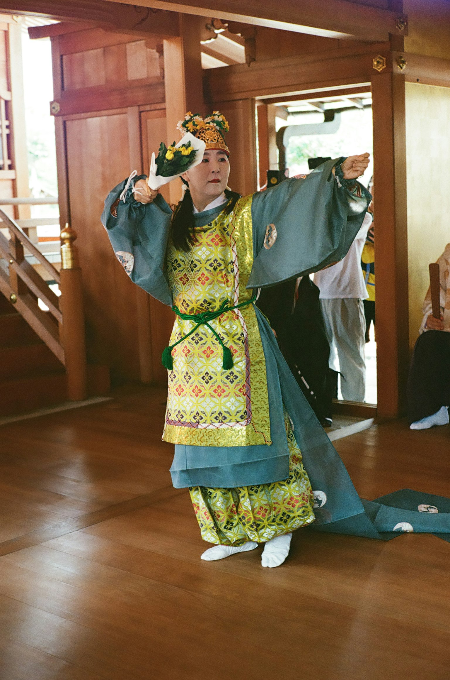 Một người phụ nữ trong trang phục truyền thống đang biểu diễn múa trên sân khấu