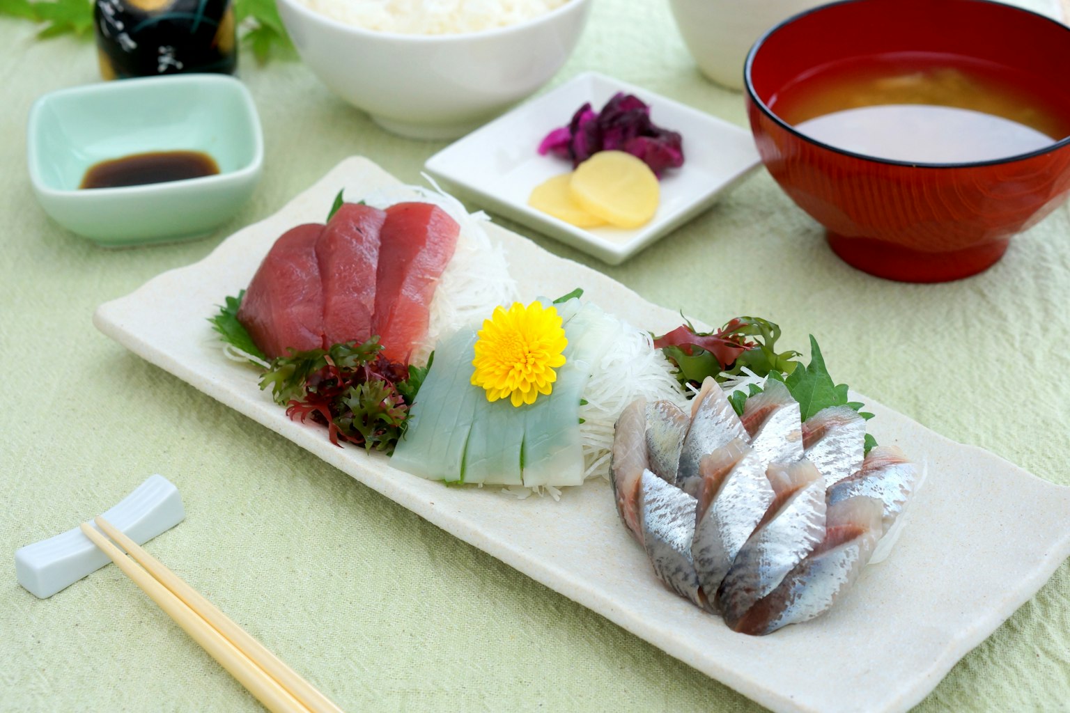 Piring sashimi segar dengan nasi dan sup miso