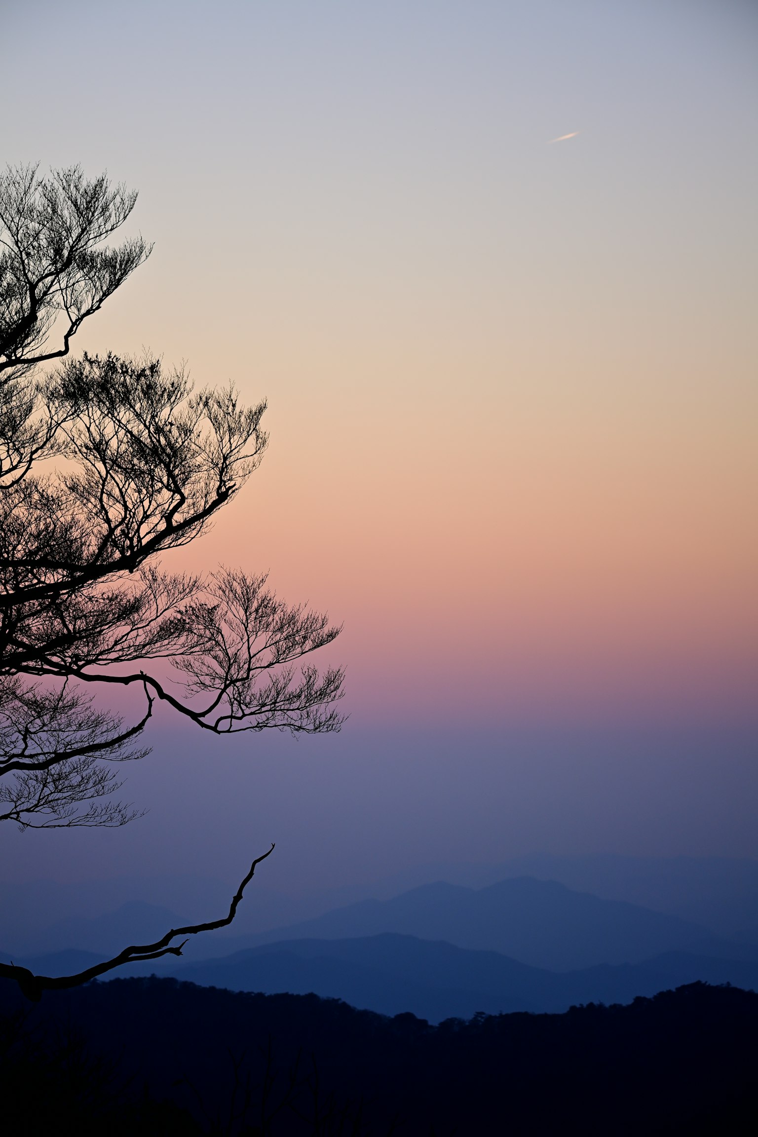 日落天空和山脉轮廓的风景