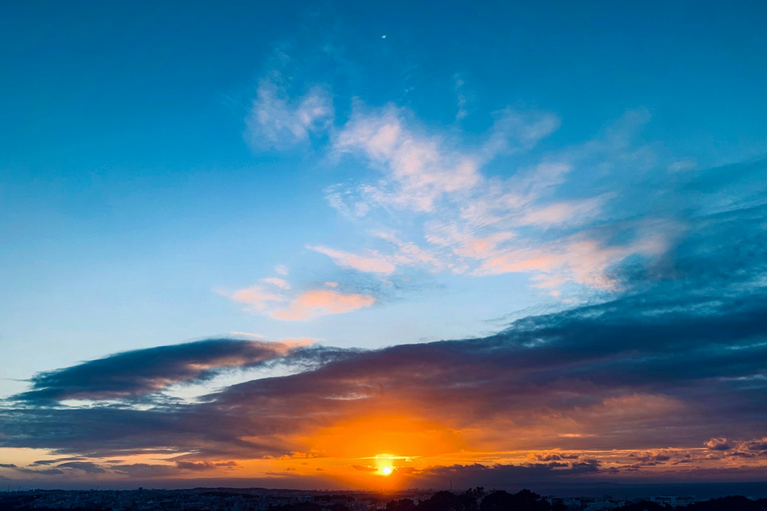 Hermoso atardecer con colores vibrantes en el cielo
