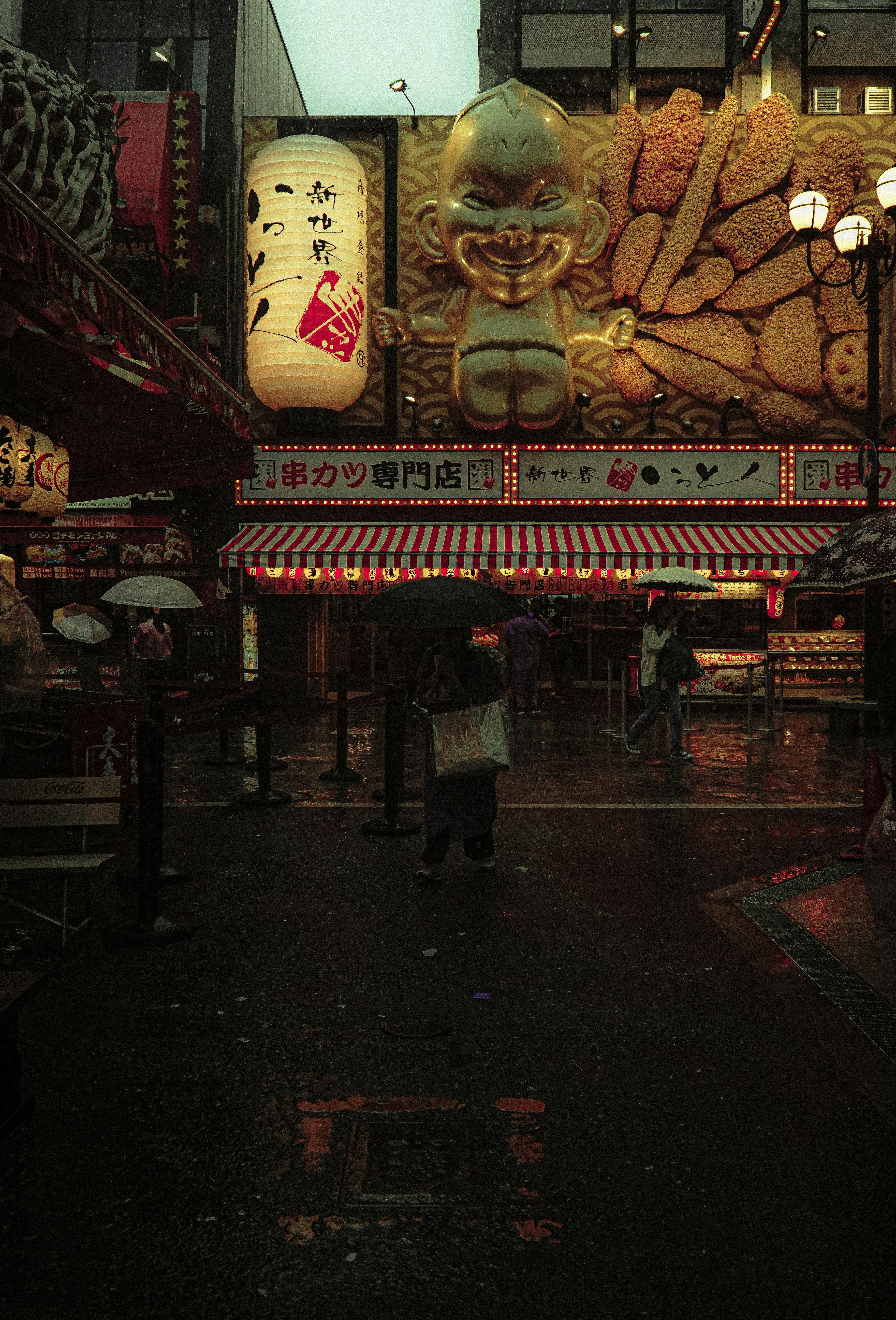 提灯と獅子舞の飾りが並ぶ路地の商店街の入口