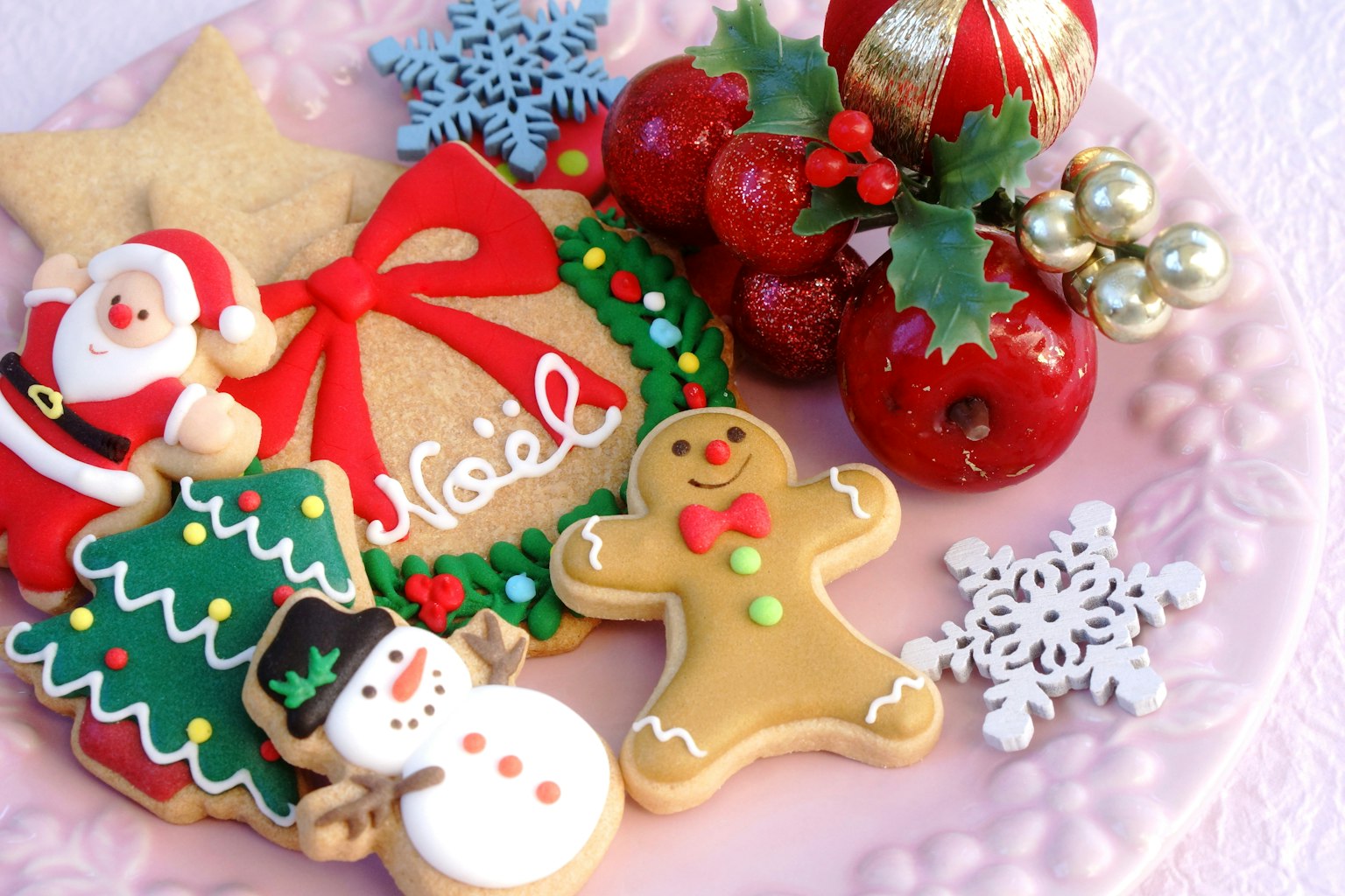 Piring yang penuh dengan kue Natal dan dekorasi