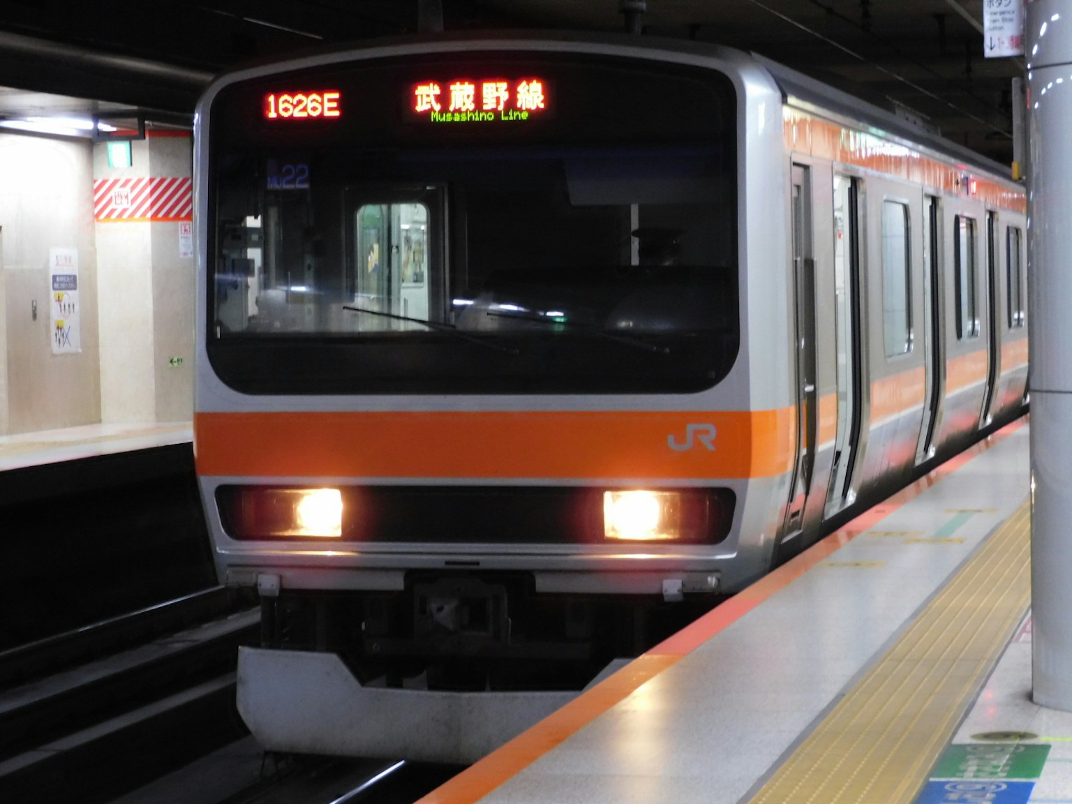 Tàu Tokyo dừng tại ga