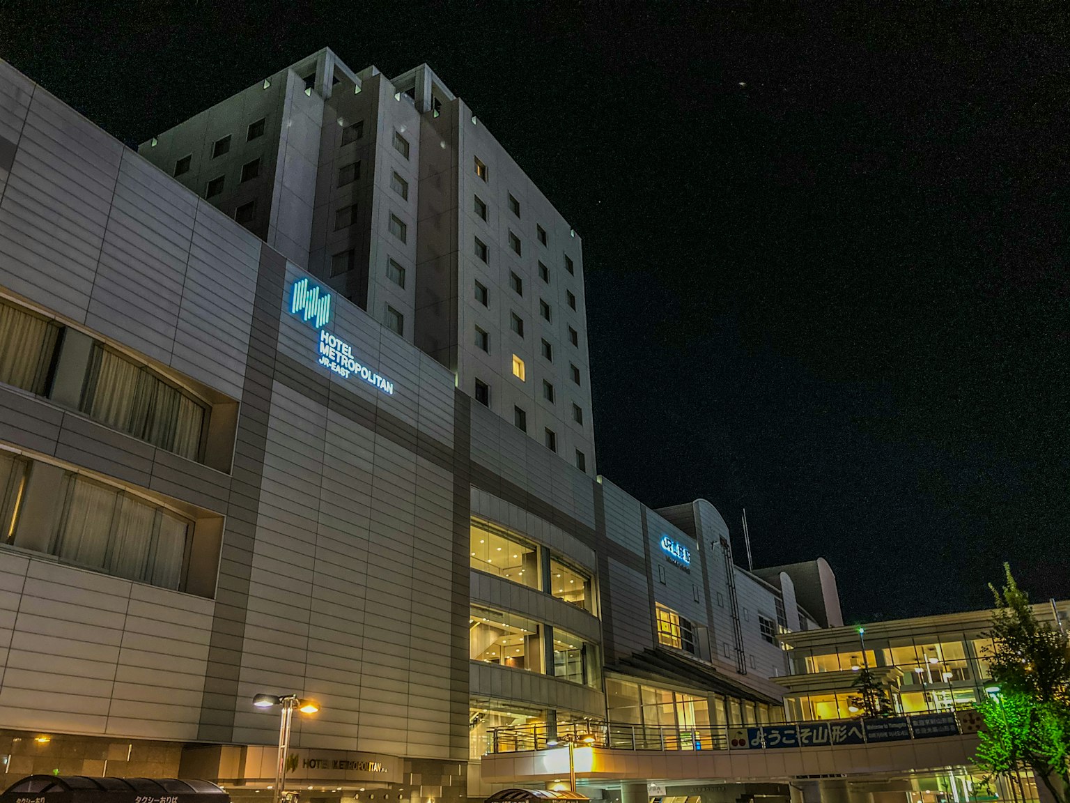 Exterior de un hotel de noche con iluminación brillante