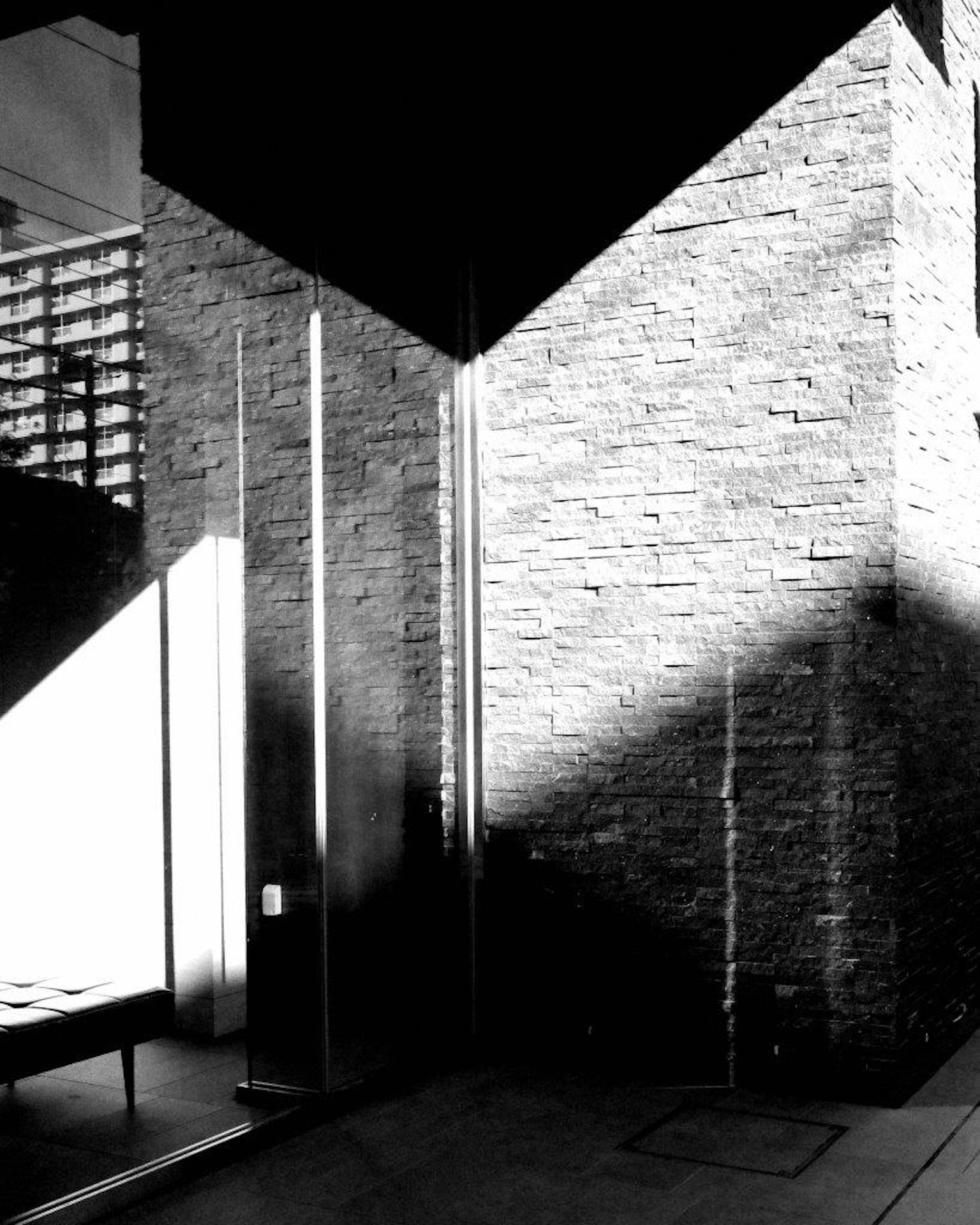 Un angolo architettonico moderno evidenziato da forti contrasti in bianco e nero