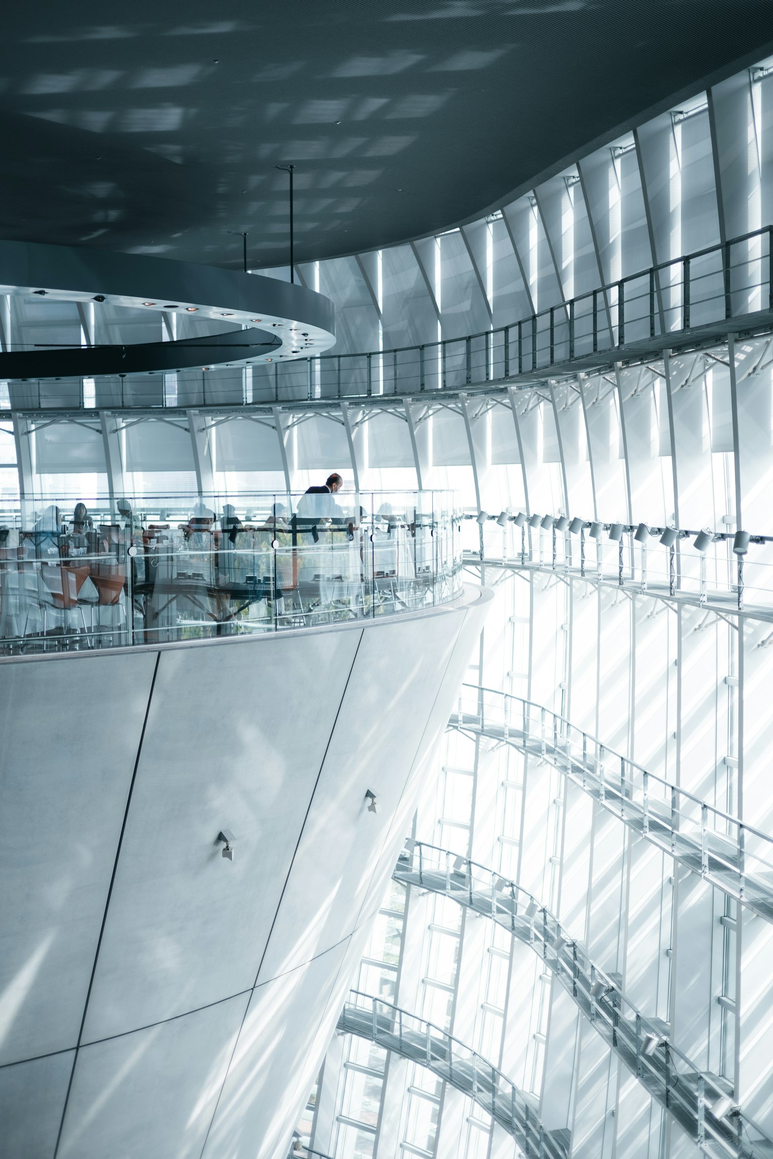 Interior de un edificio moderno con paredes de vidrio y diseño curvado luz natural brillante que entra