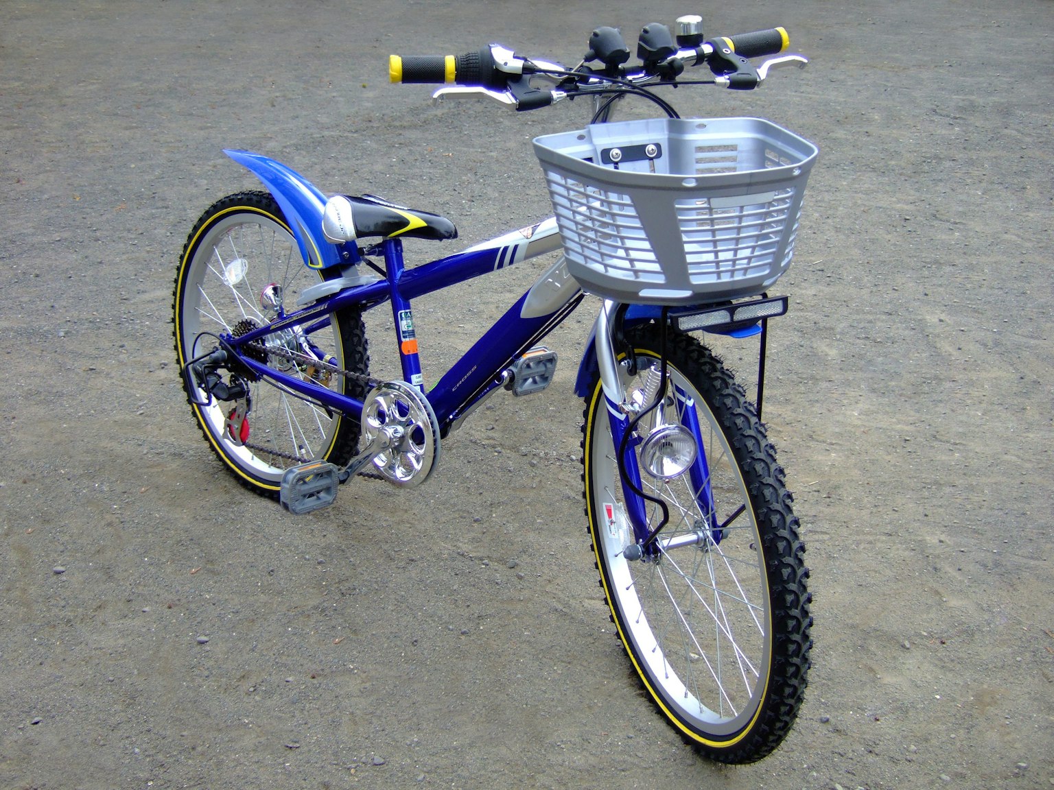 Bicicleta deportiva azul con canasta frontal