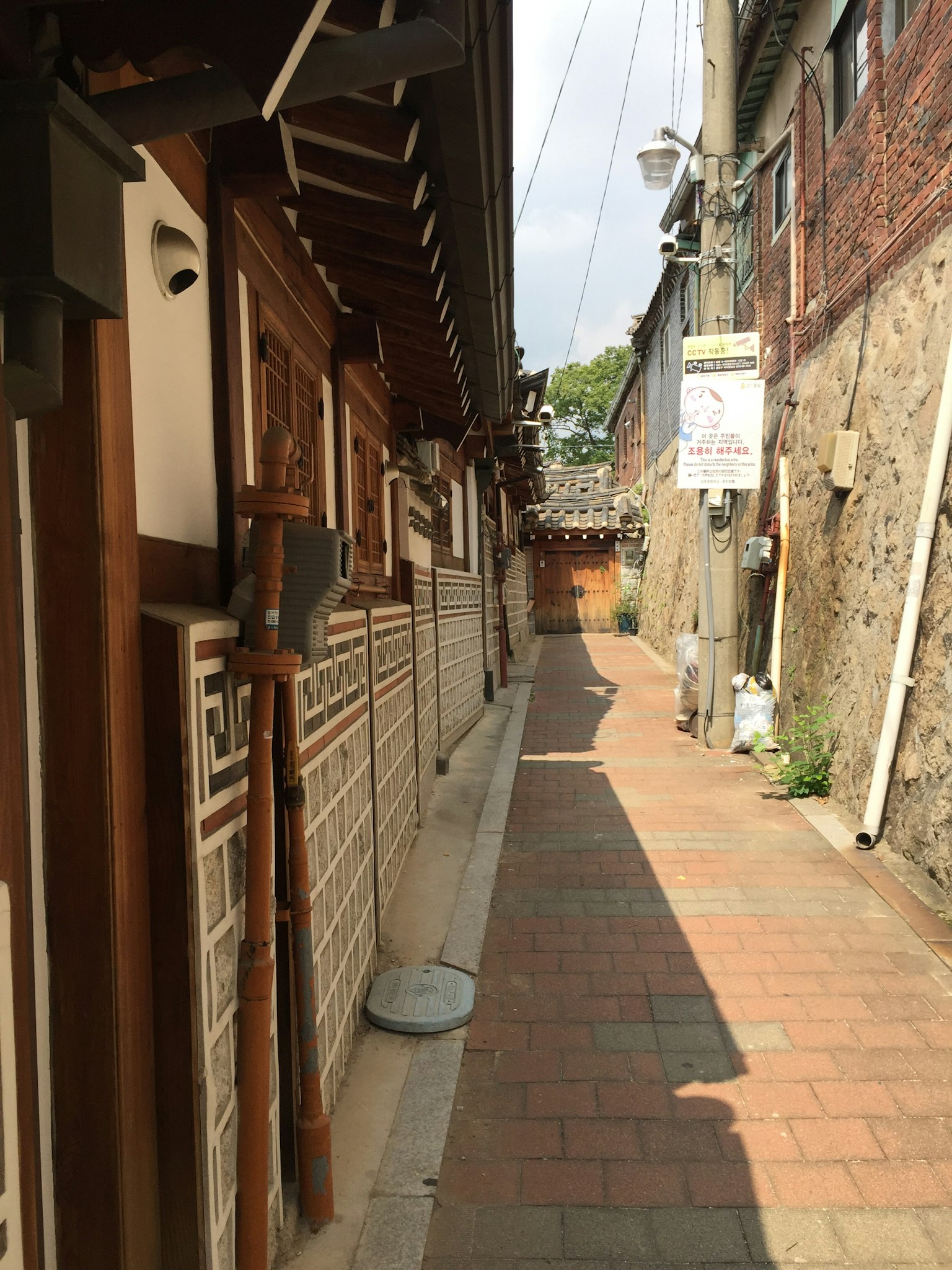 Gang sempit yang dikelilingi rumah tradisional Korea