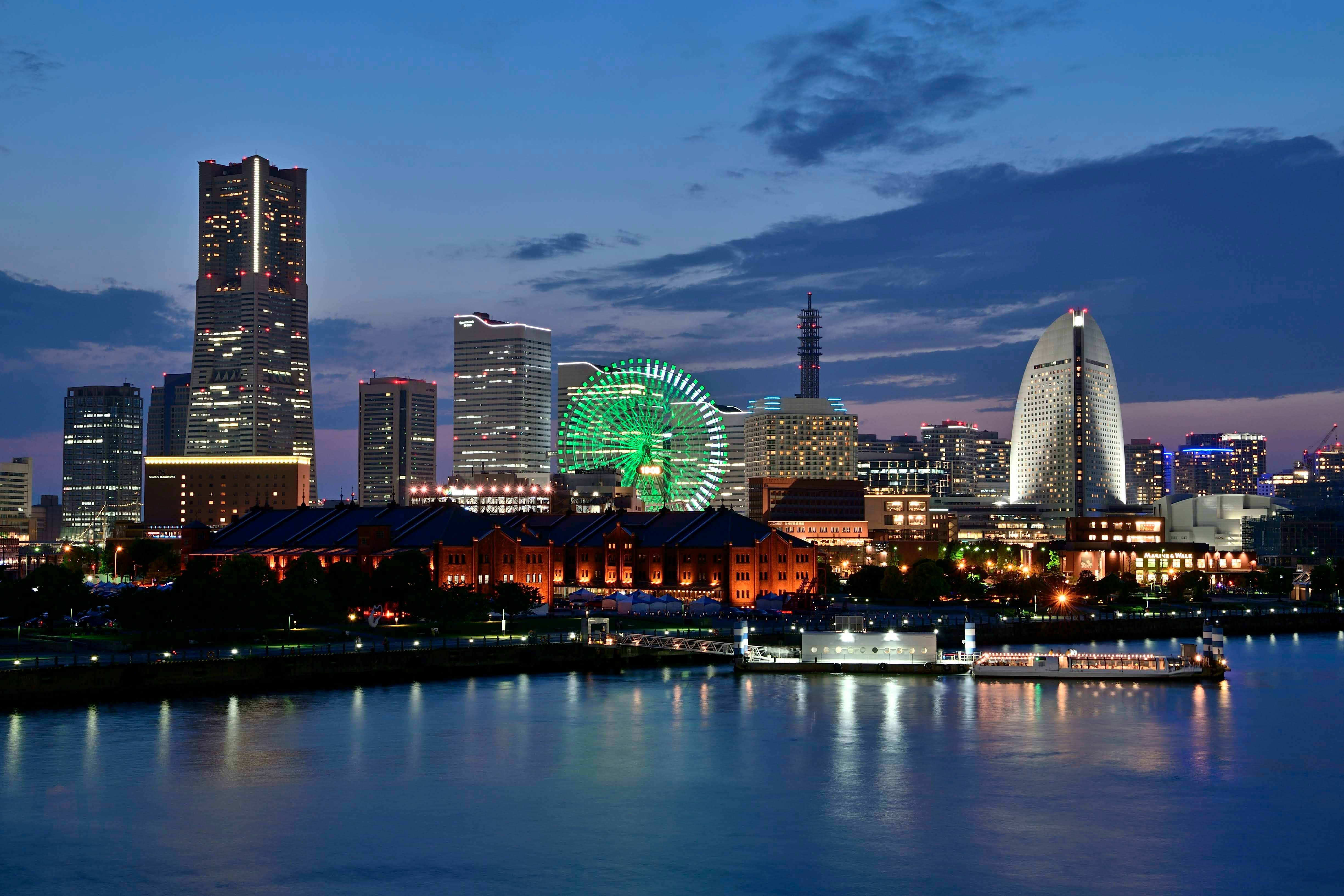 夕暮れの湾岸に広がる高層ビル群と夜景