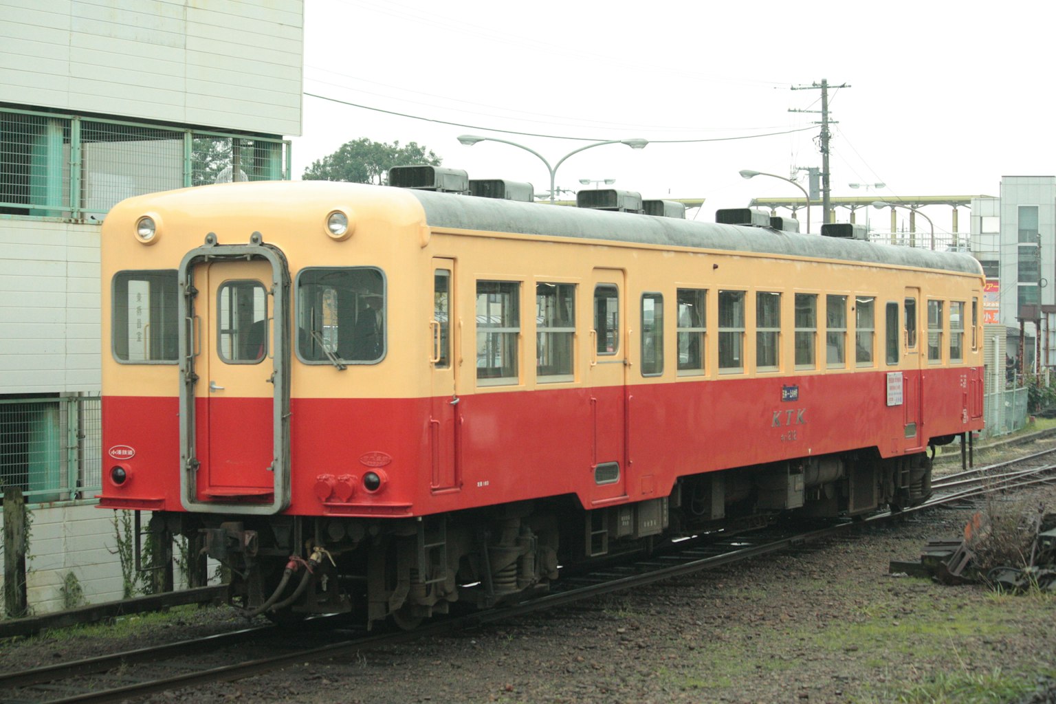 รถไฟวินเทจสีเหลืองและแดงจอดอยู่ที่สถานี