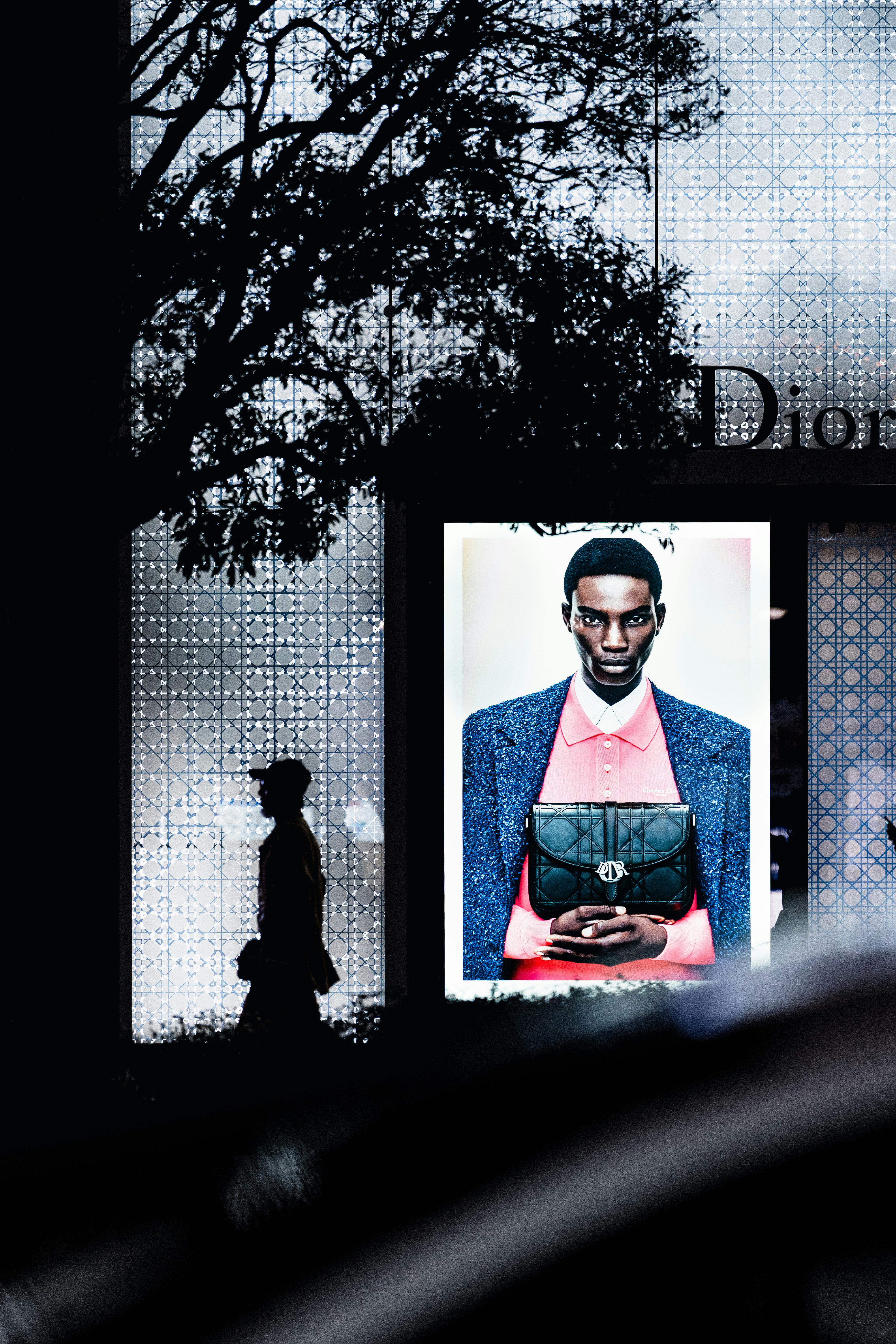 layar iklan fashion di dinding kota