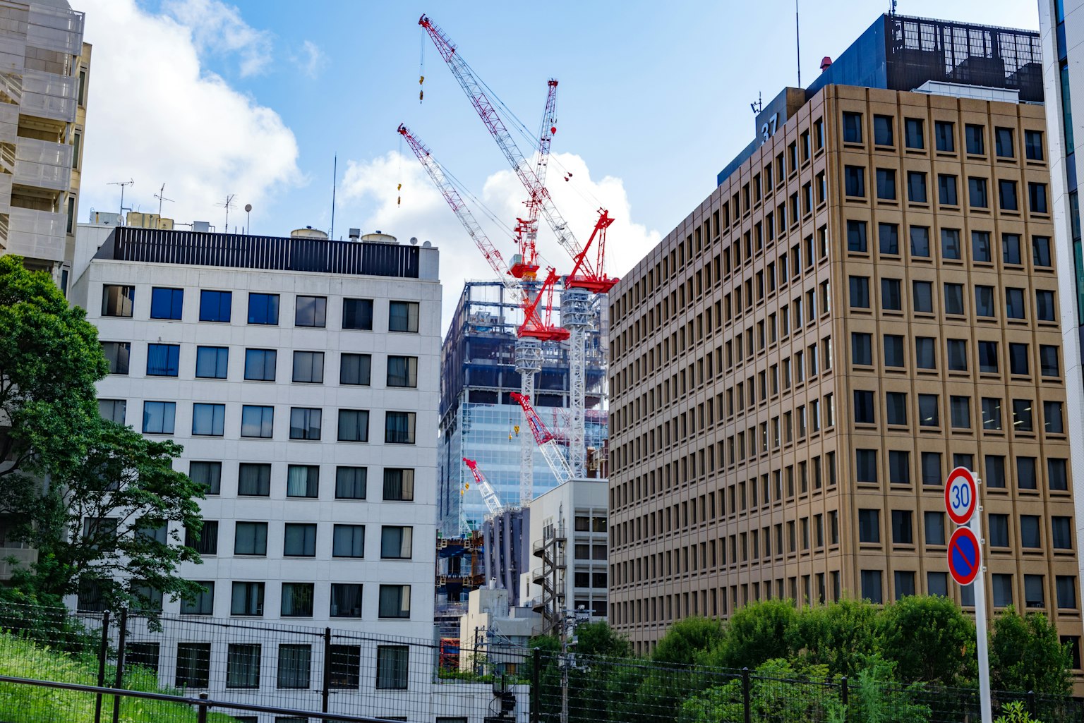 城市风景，展示现代建筑和一个有起重机的建筑工地