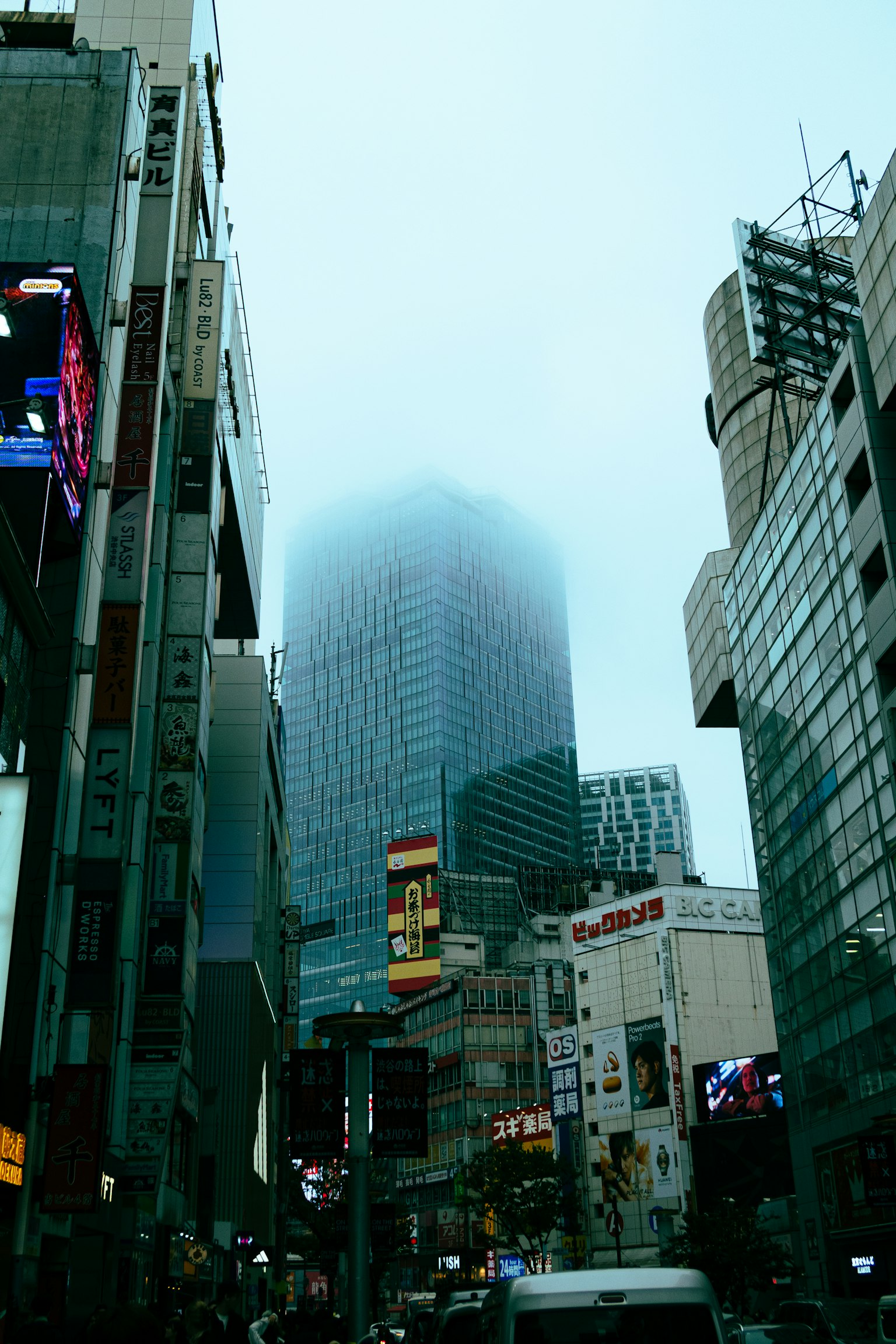 霧に包まれた高層ビルと周囲の街並み