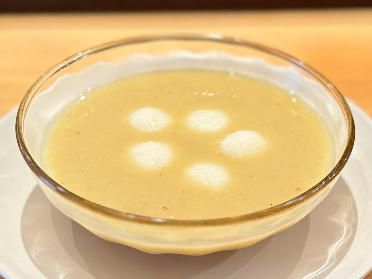 Zuppa dolce con gnocchi bianchi galleggianti in cima
