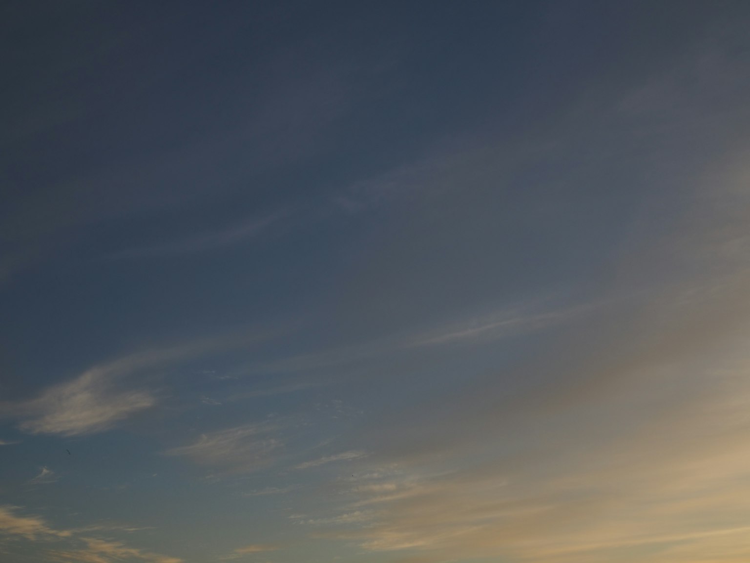 Cielo de atardecer con tonos de azul y naranja