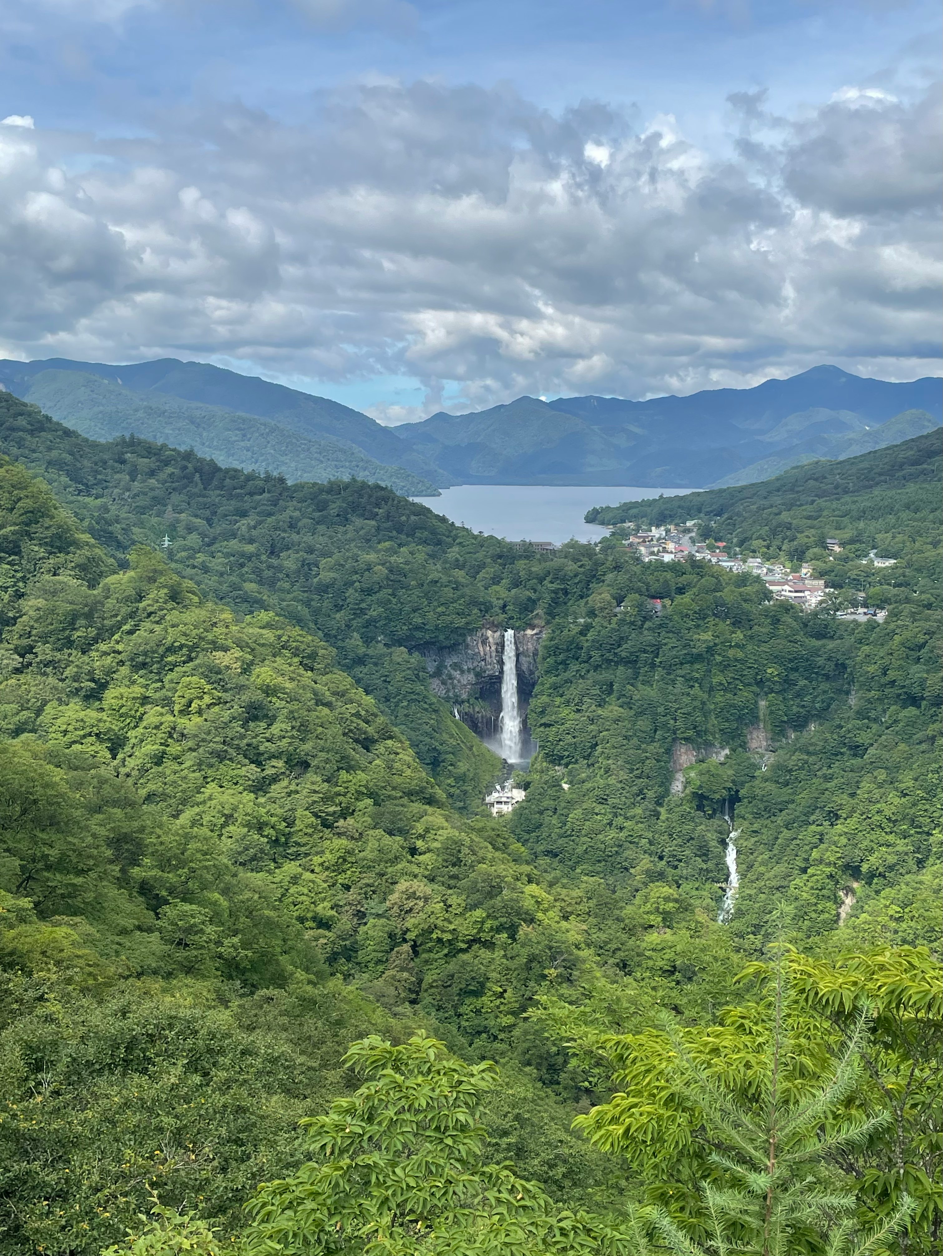 緑の山々と滝、湖を見下ろす渓谷の景色