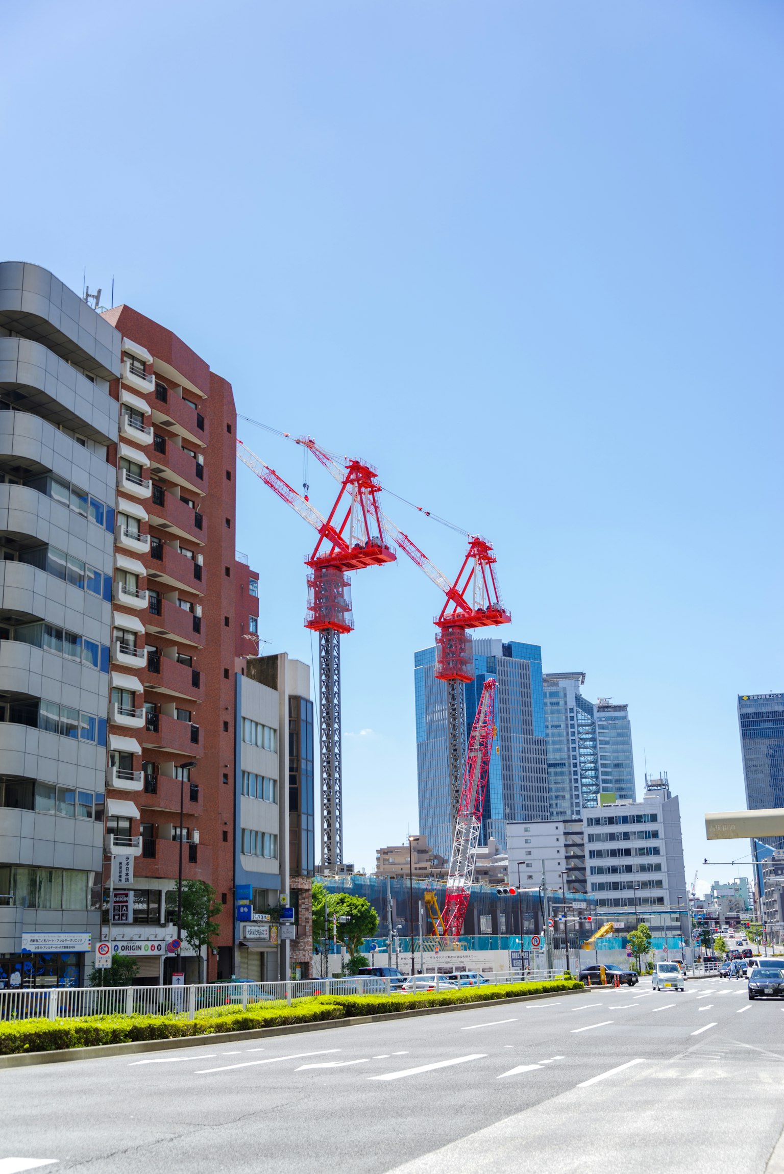 Paysage urbain avec des grues rouges et des bâtiments modernes
