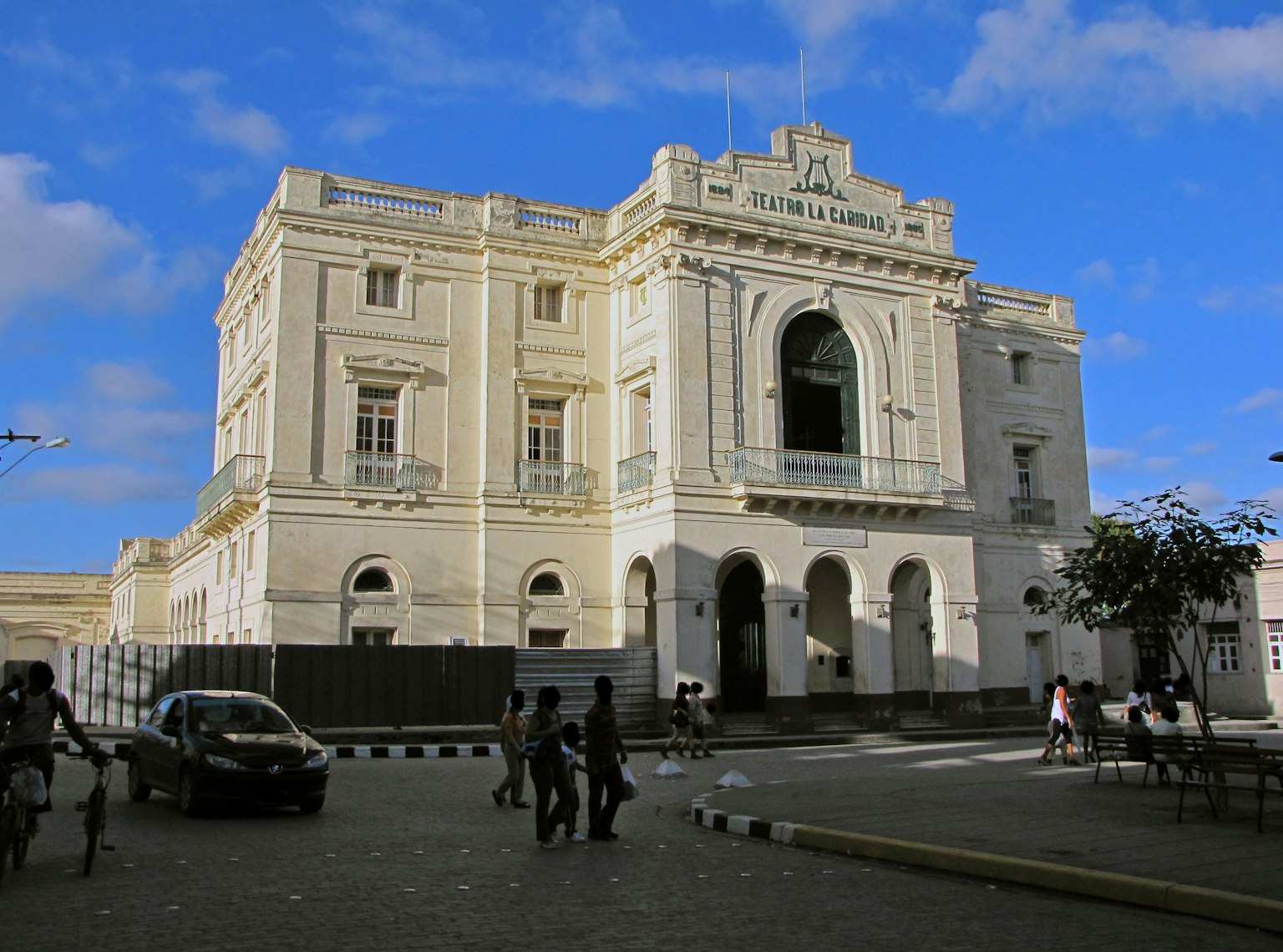 Edificio storico bianco contro un cielo blu