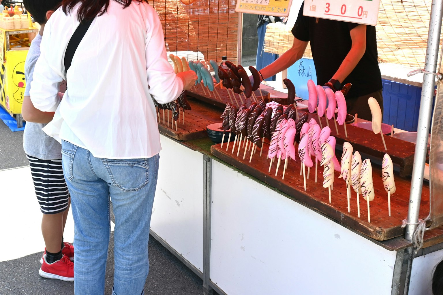 冰淇淋摊位展示各种彩色冰淇淋