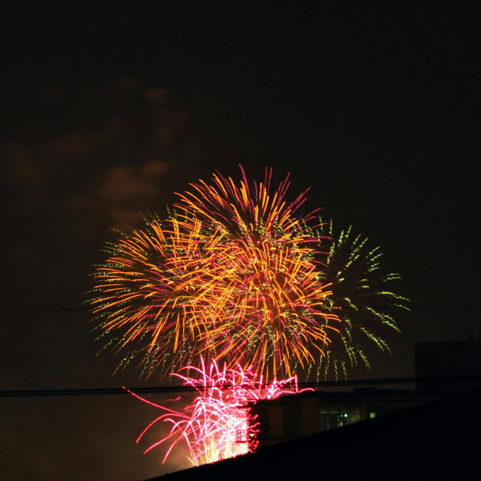 夜空中绽放的彩色烟花