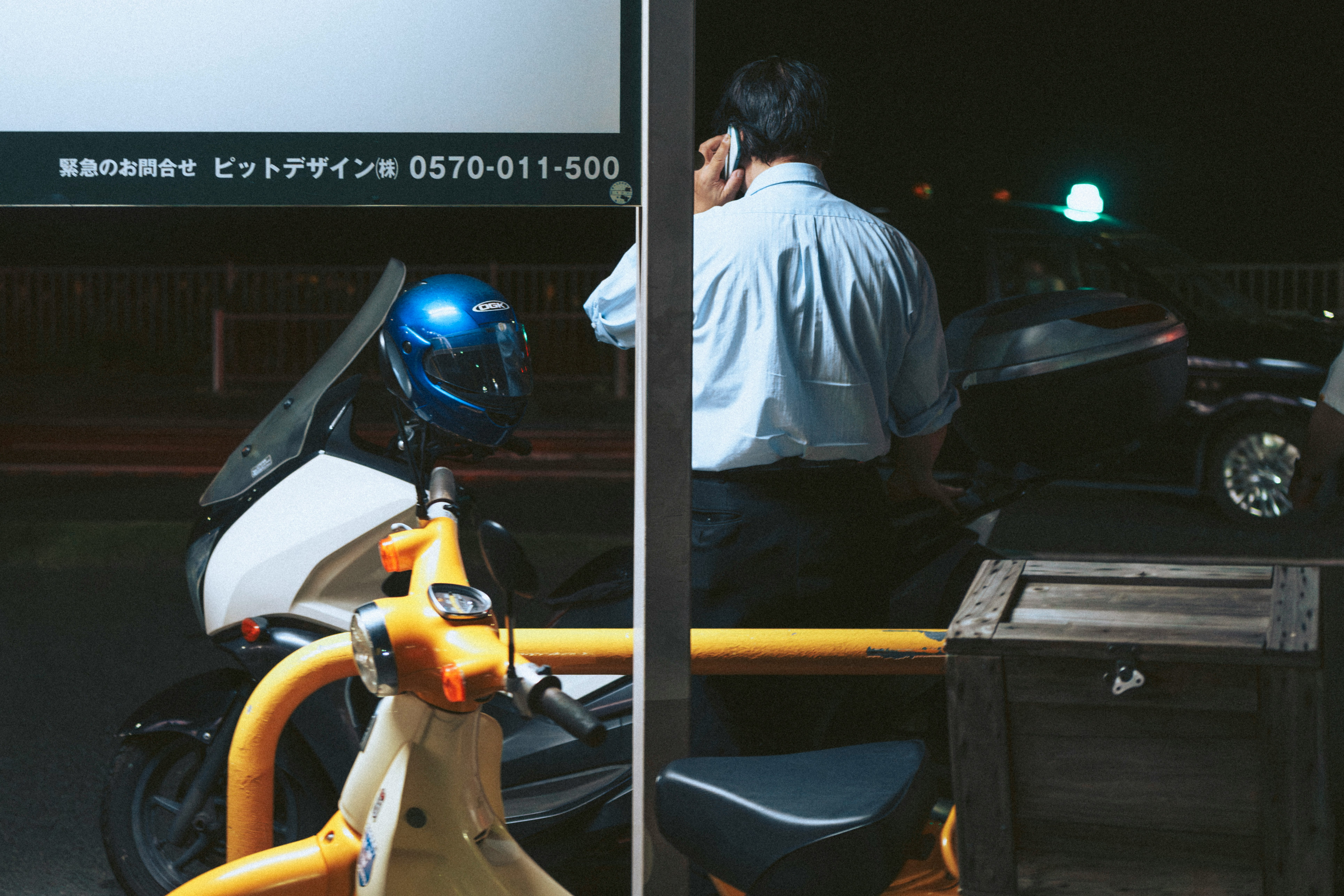 cảnh nhìn từ phía sau của người ngồi trên xe máy trong bãi đỗ xe ban đêm