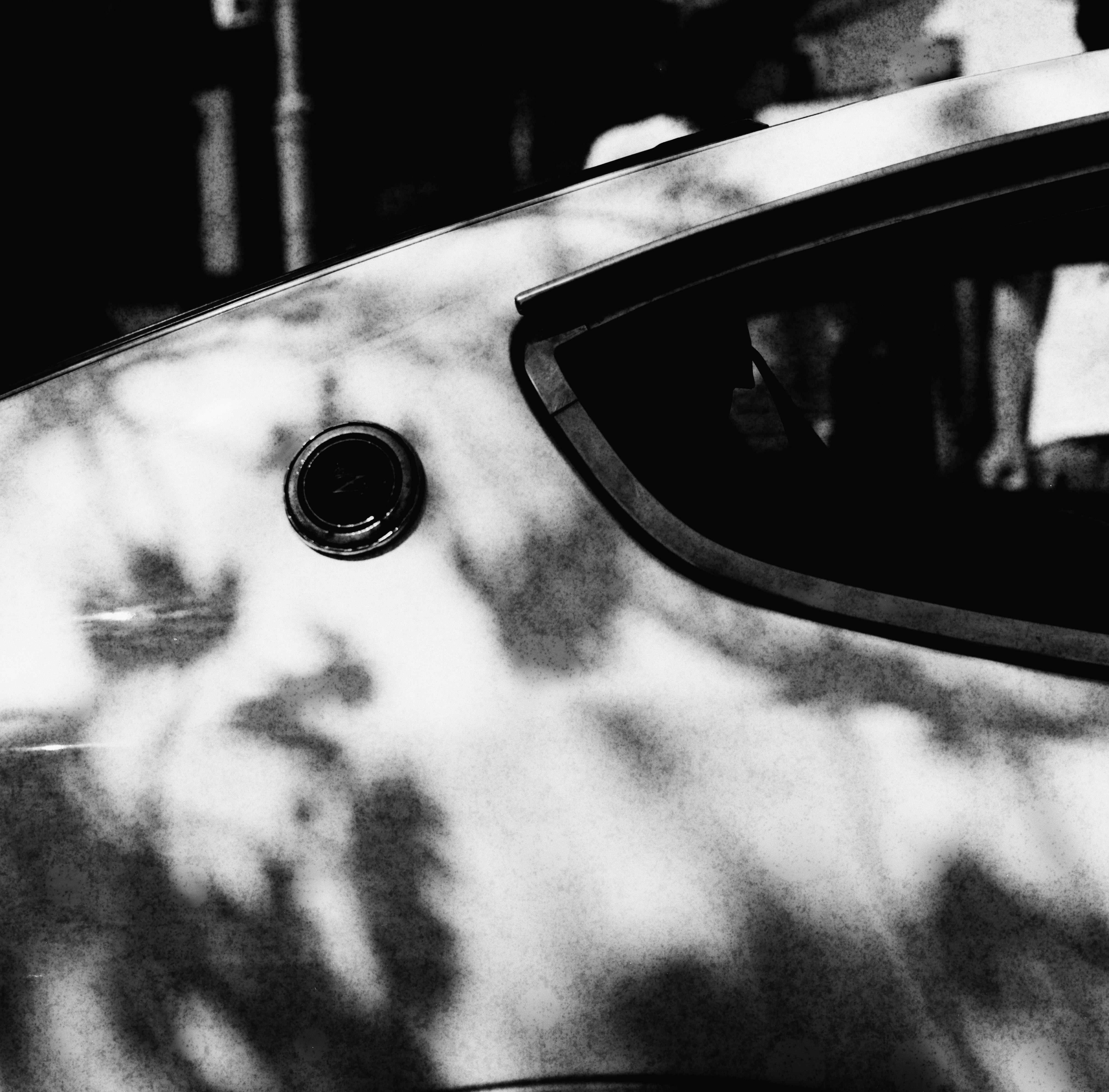 close-up sisi mobil di tengah kabut