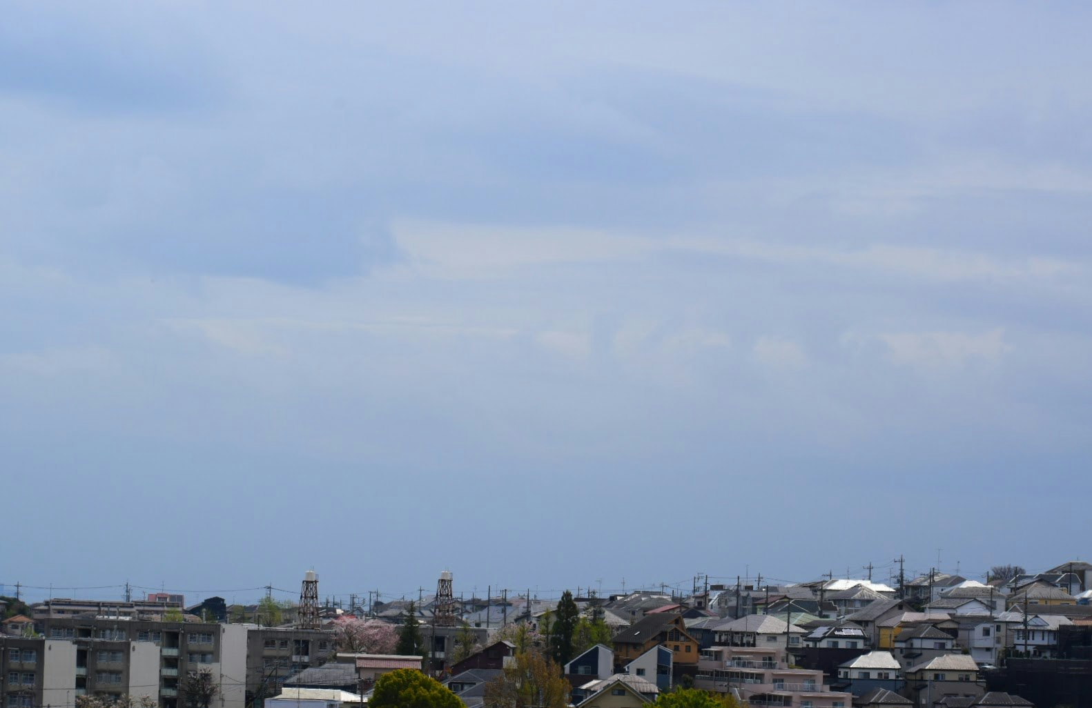 曇り空の下の住宅街の街並み