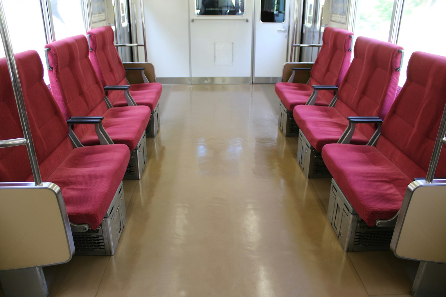 ภายในรถไฟที่มีที่นั่งสีแดง