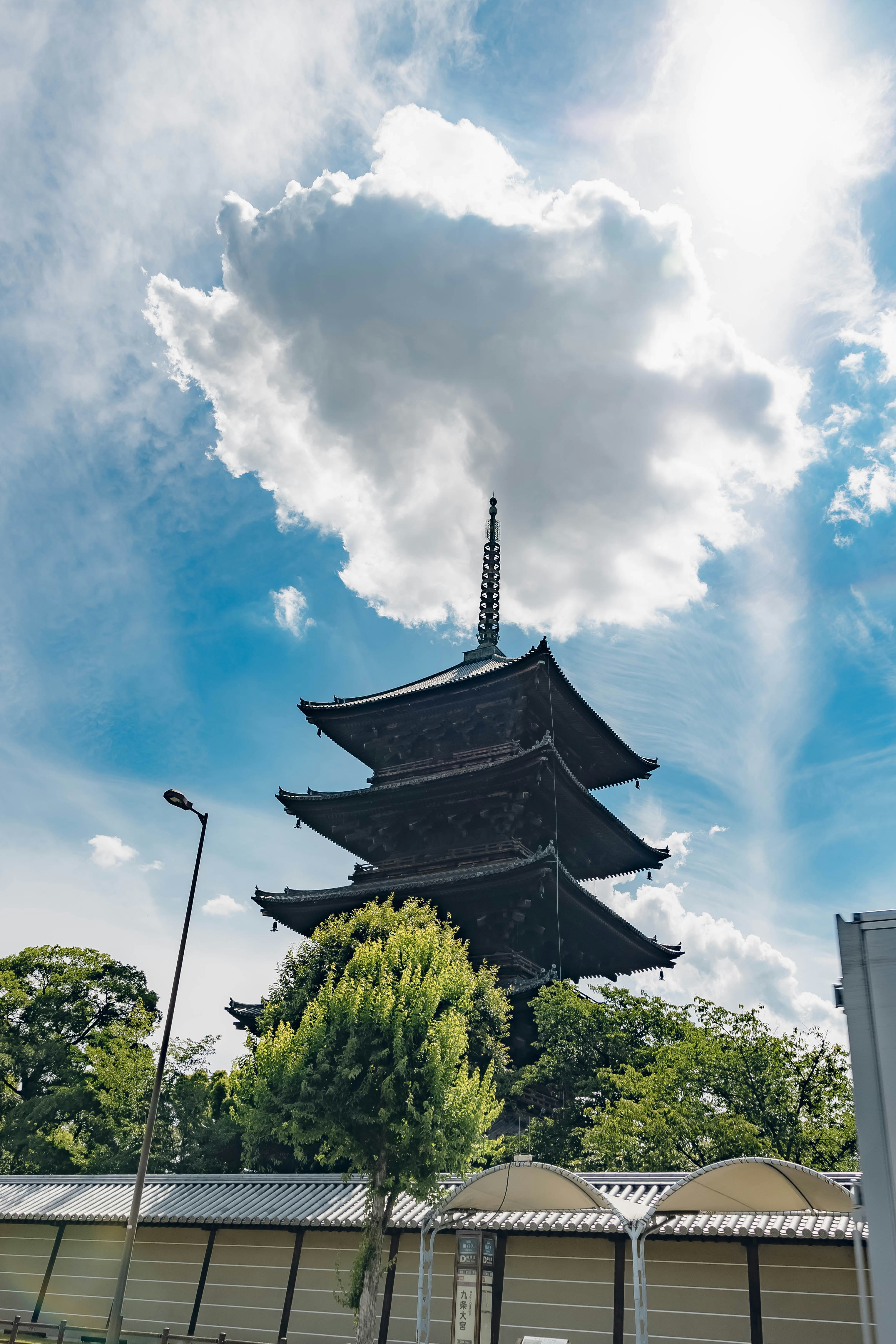 空にそびえる東寺の五重塔