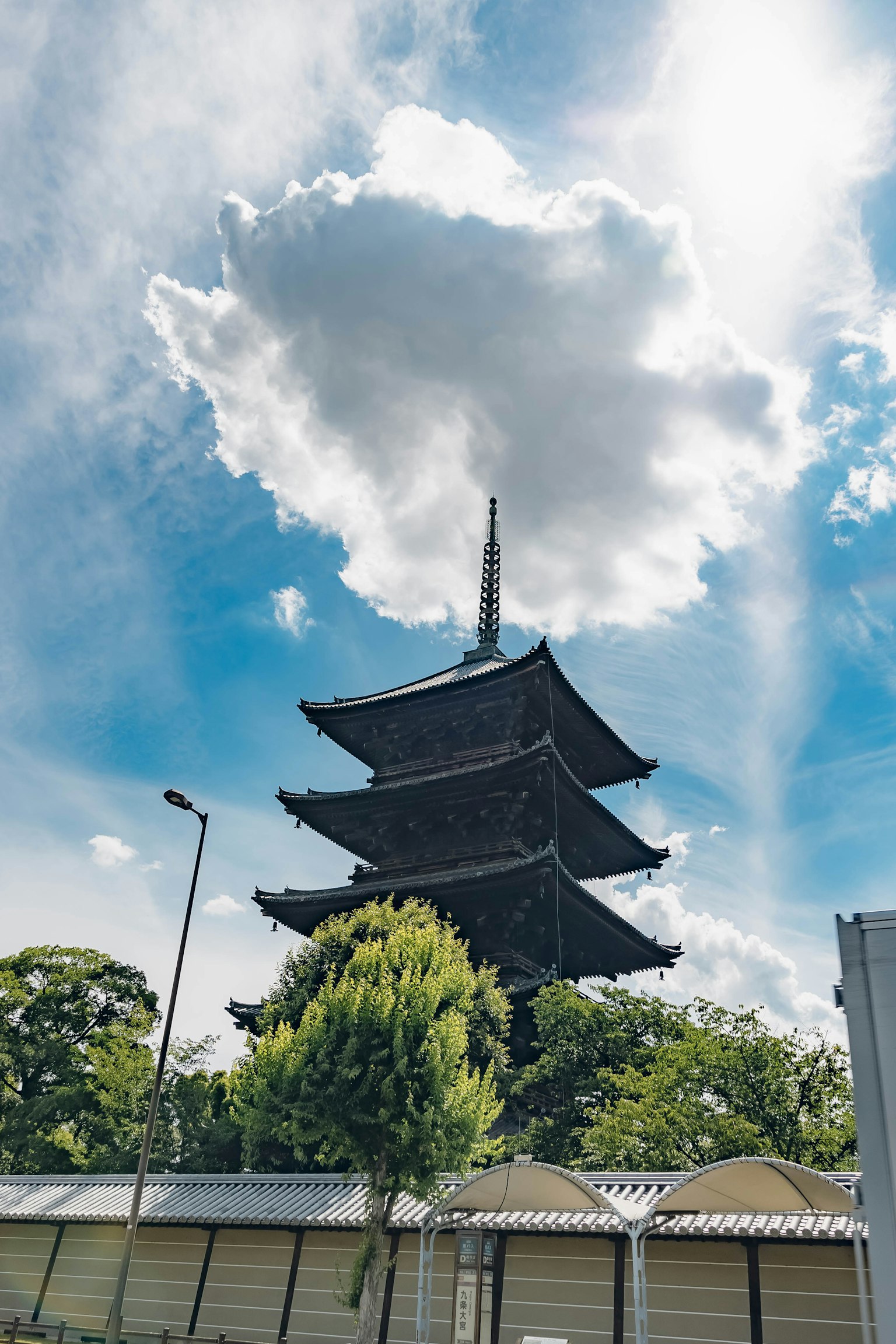 Fünfstöckige Pagode unter blauem Himmel mit weißen Wolken