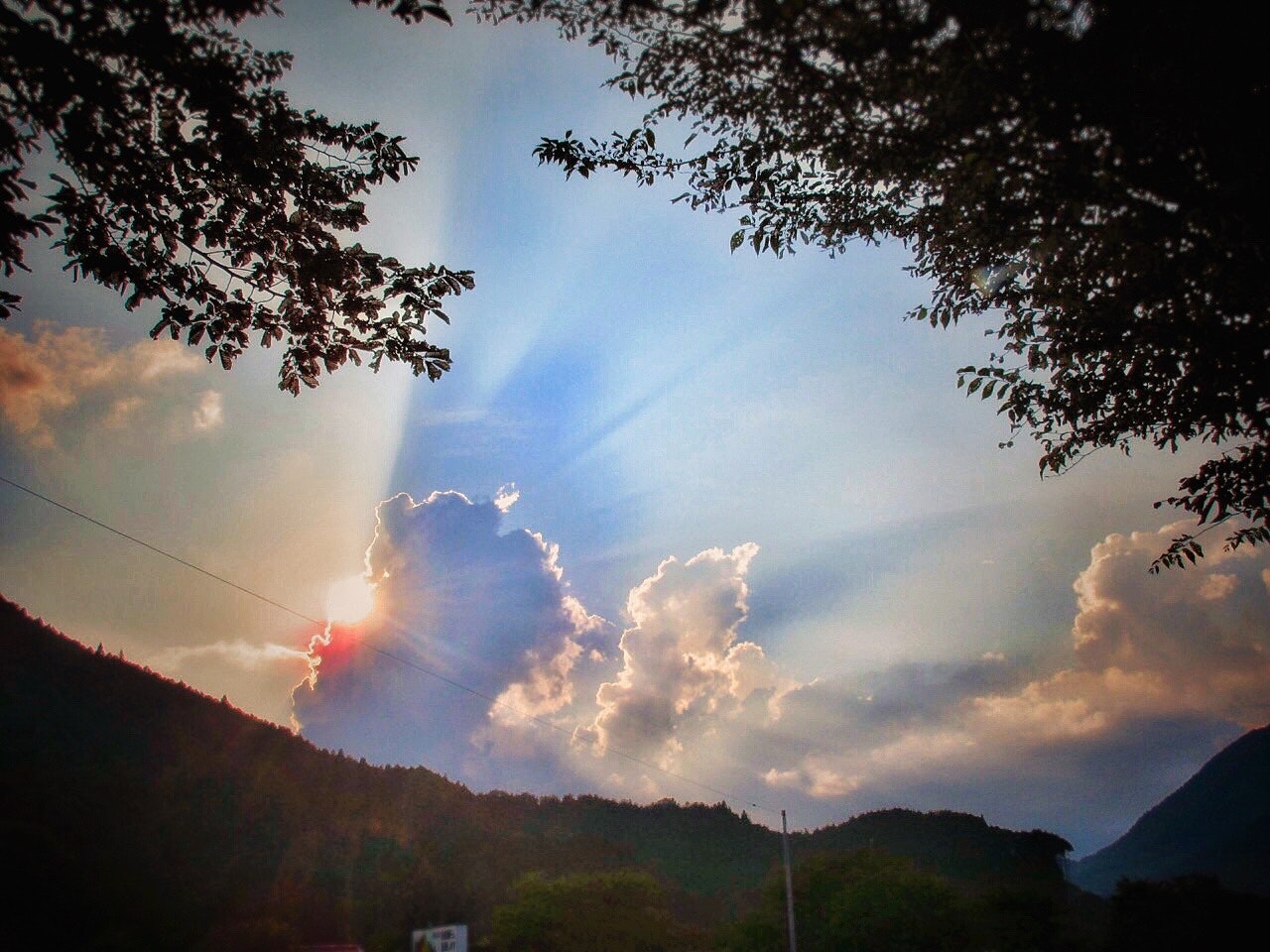 夕刻の雲が広がる山並みの空