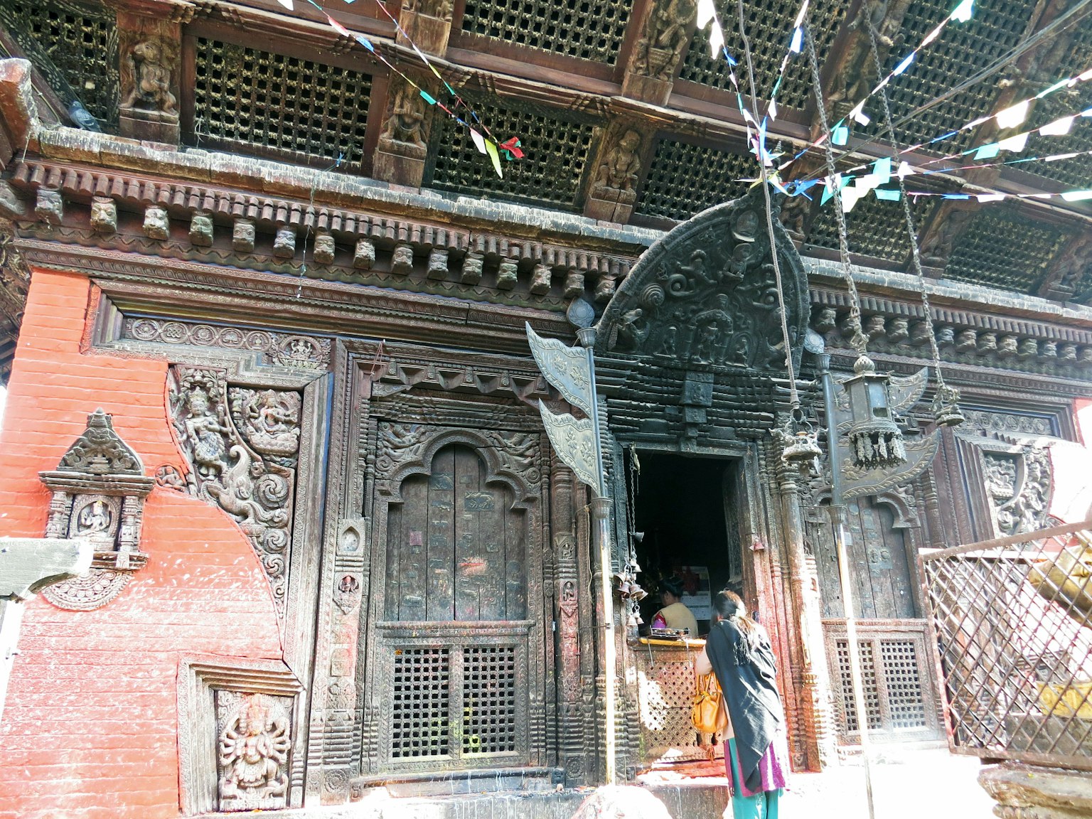 Templo nepalés tradicional con puerta de madera intrincadamente tallada y diseño